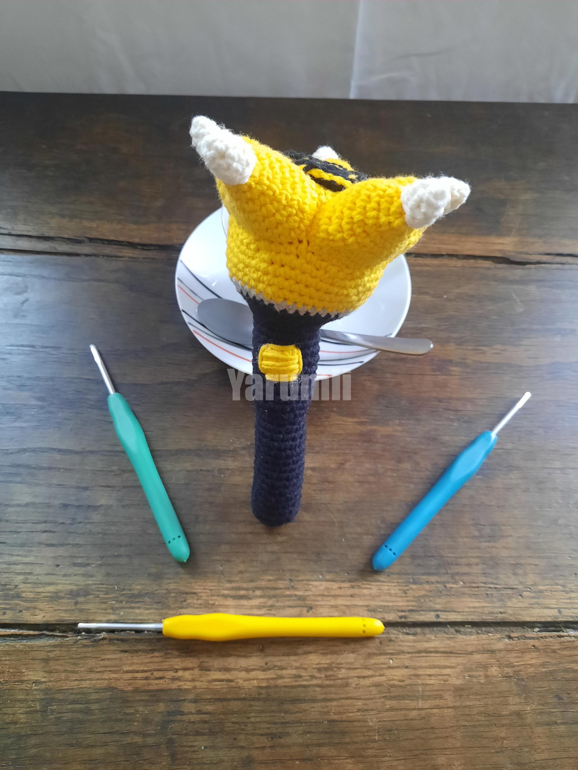 Lightstick "Bang Bong" (noir) des Big Bang au crochet Lightstick "Bang Bong" (noir) des Big Bang au crochet - Yarumii