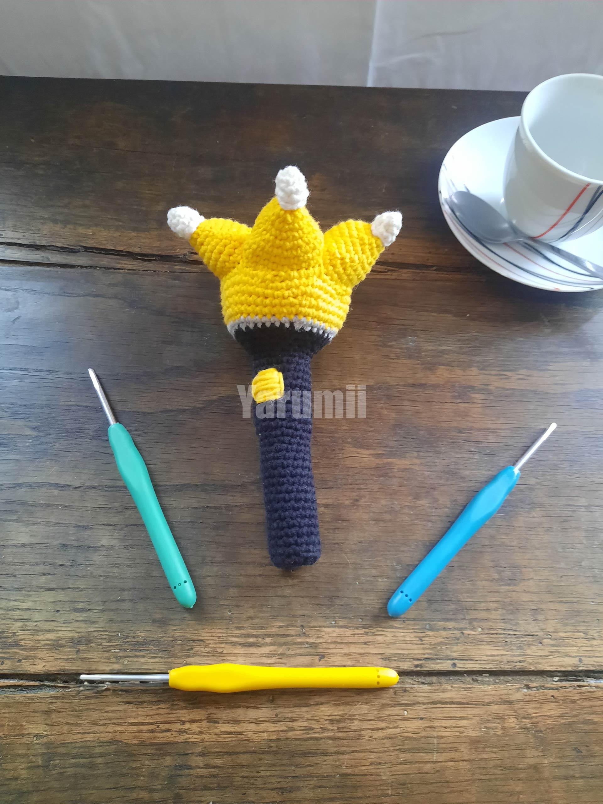 Lightstick "Bang Bong" (noir) des Big Bang au crochet - Yarumii Lightstick "Bang Bong" (noir) des Big Bang au crochet - Yarumii