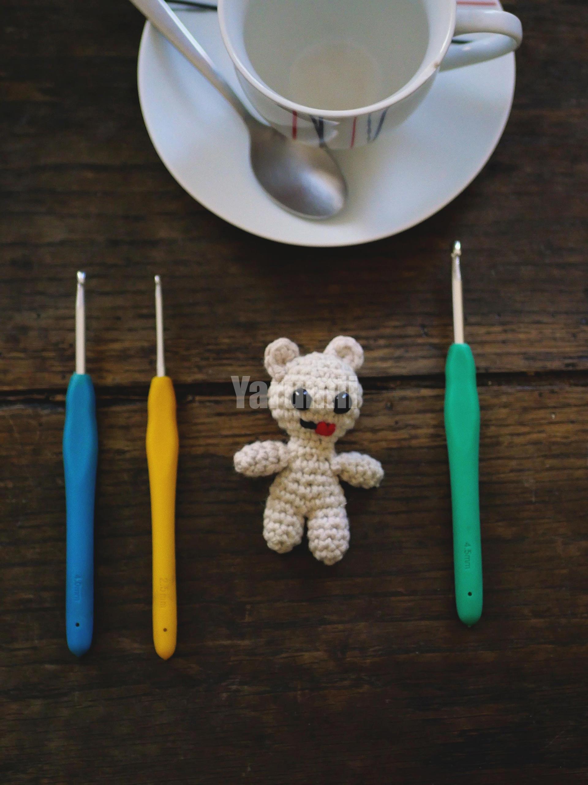 Bob le Minion et son doudou au crochet - Yarumii Bob le Minion et son doudou au crochet - Yarumii