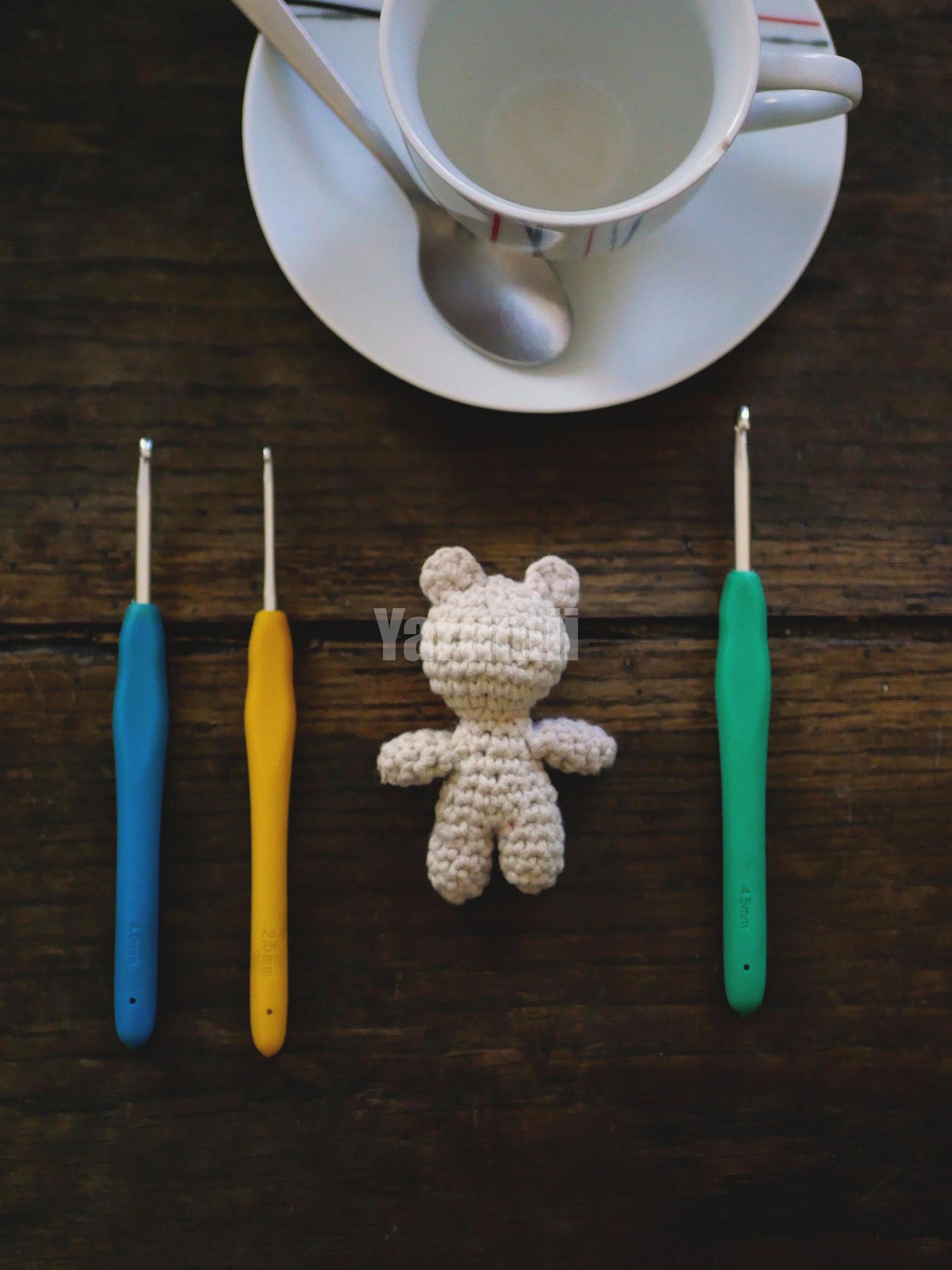 Bob le Minion et son doudou au crochet - Yarumii Bob le Minion et son doudou au crochet - Yarumii