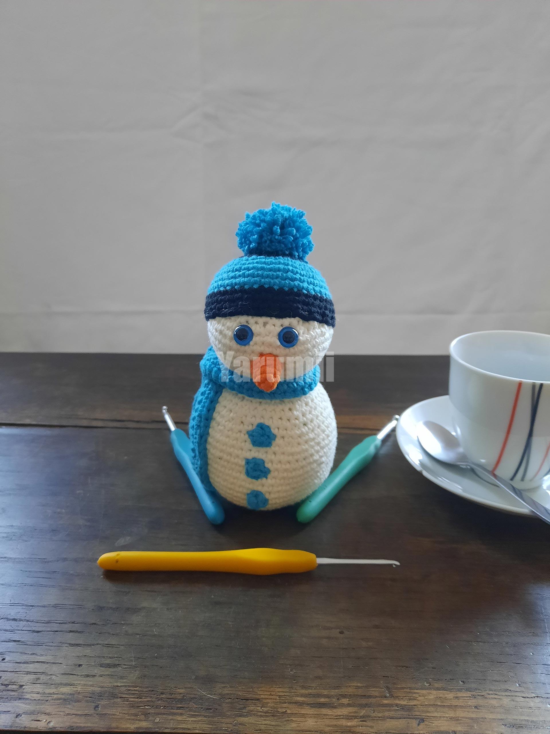 Bonhomme de neige (bonnet bleu) au crochet Bonhomme de neige (bonnet bleu) au crochet - Yarumii