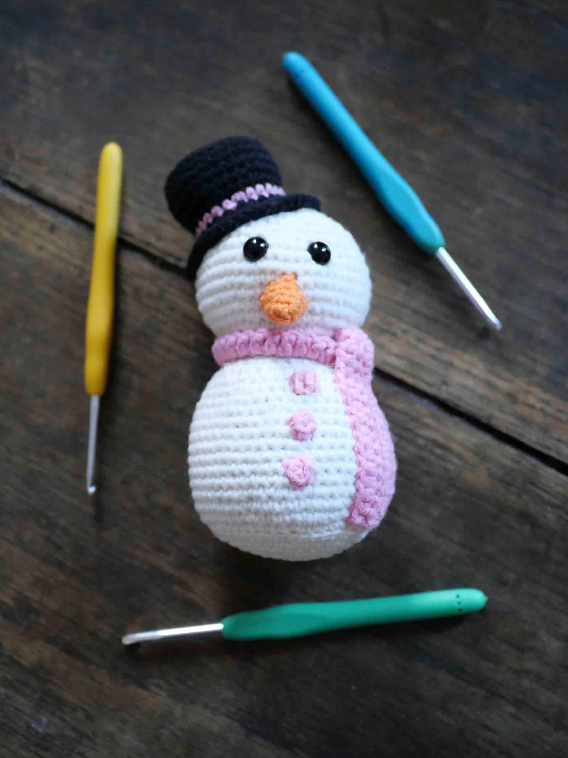 Bonhomme de neige (chapeau rose) au crochet - Yarumii Bonhomme de neige (chapeau rose) au crochet - Yarumii