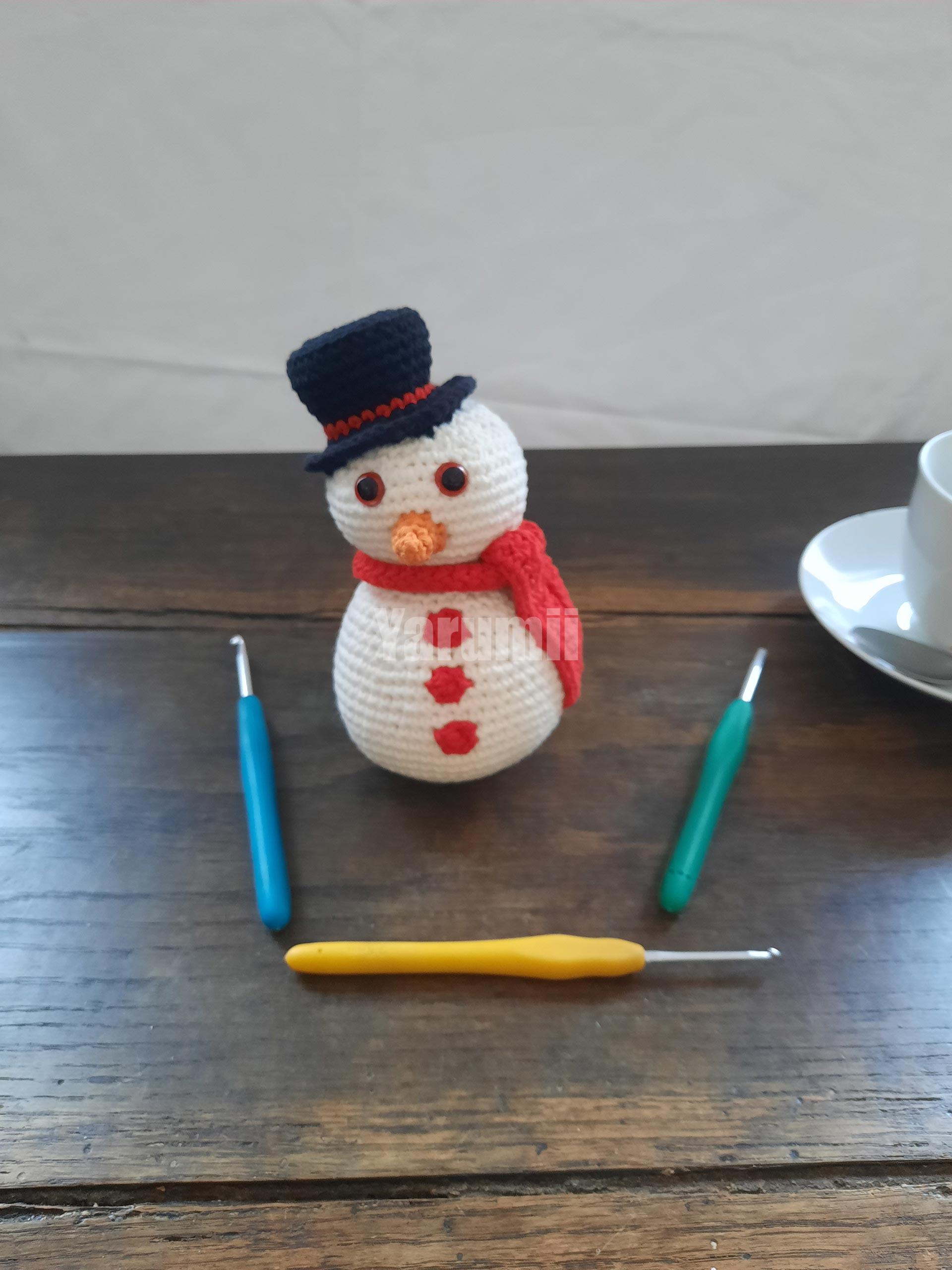 Bonhomme de neige (chapeau rouge) au crochet - Yarumii Bonhomme de neige (chapeau rouge) au crochet - Yarumii