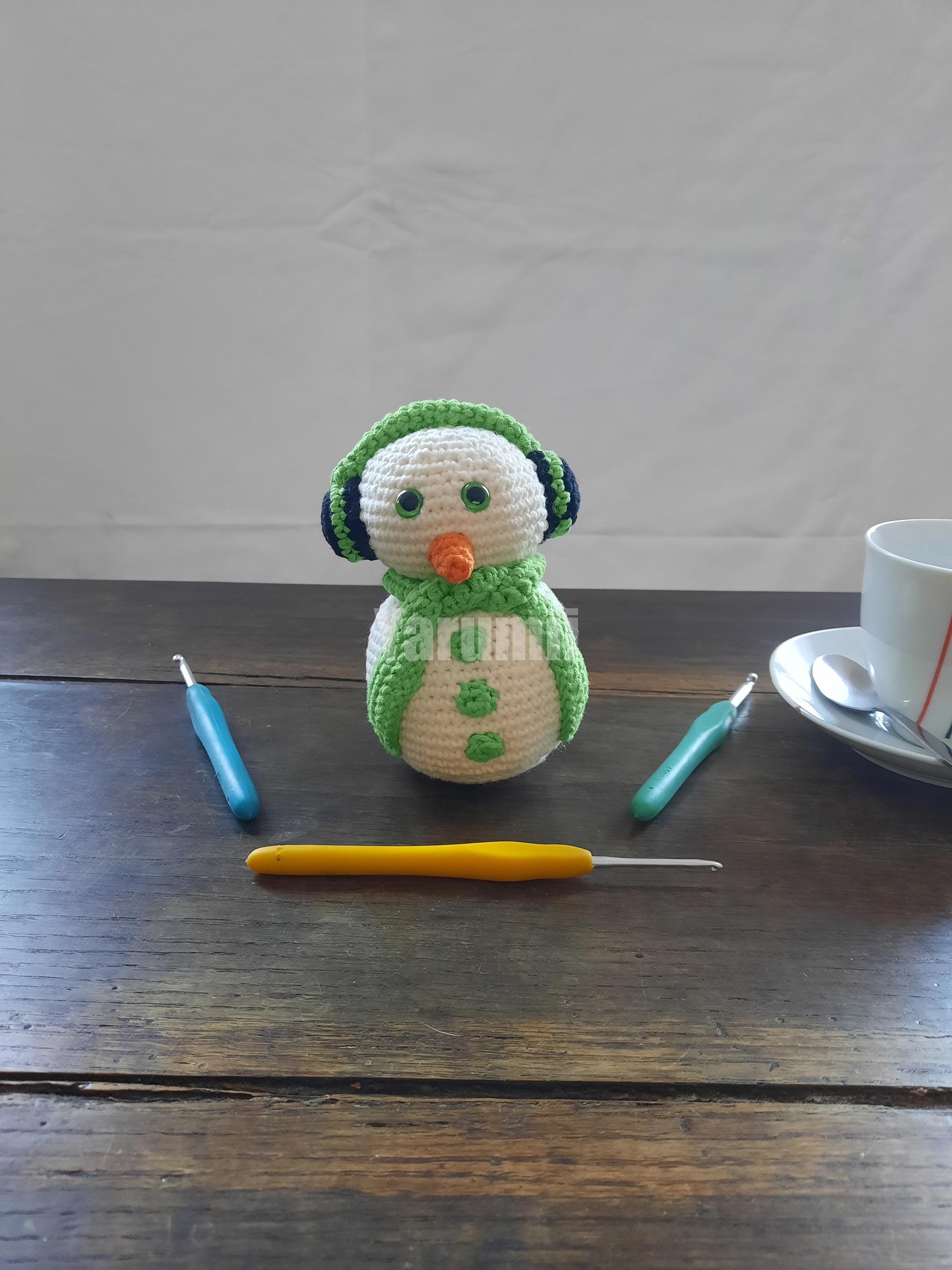 Bonhomme de neige (cache-oreilles vert) au crochet - Yarumii Bonhomme de neige (cache-oreilles vert) au crochet - Yarumii