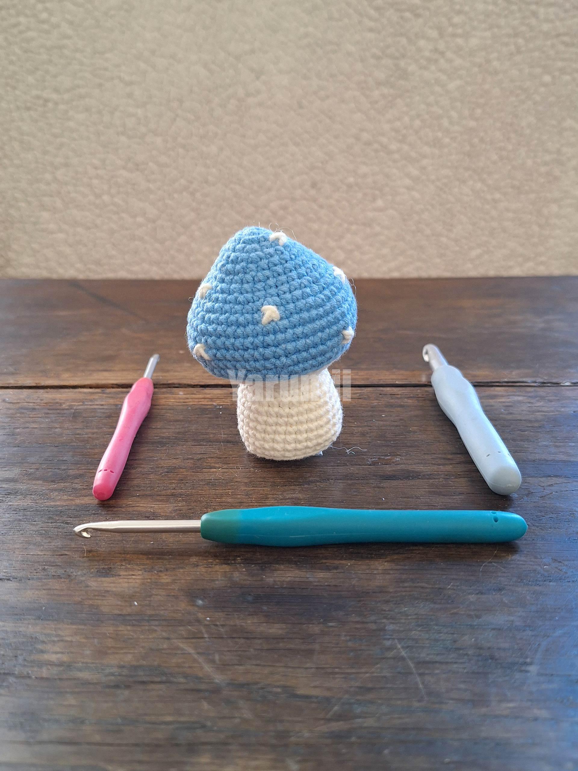 Champignon (bleu) au crochet - Création Yarumii Champignon (bleu) au crochet - Création Yarumii