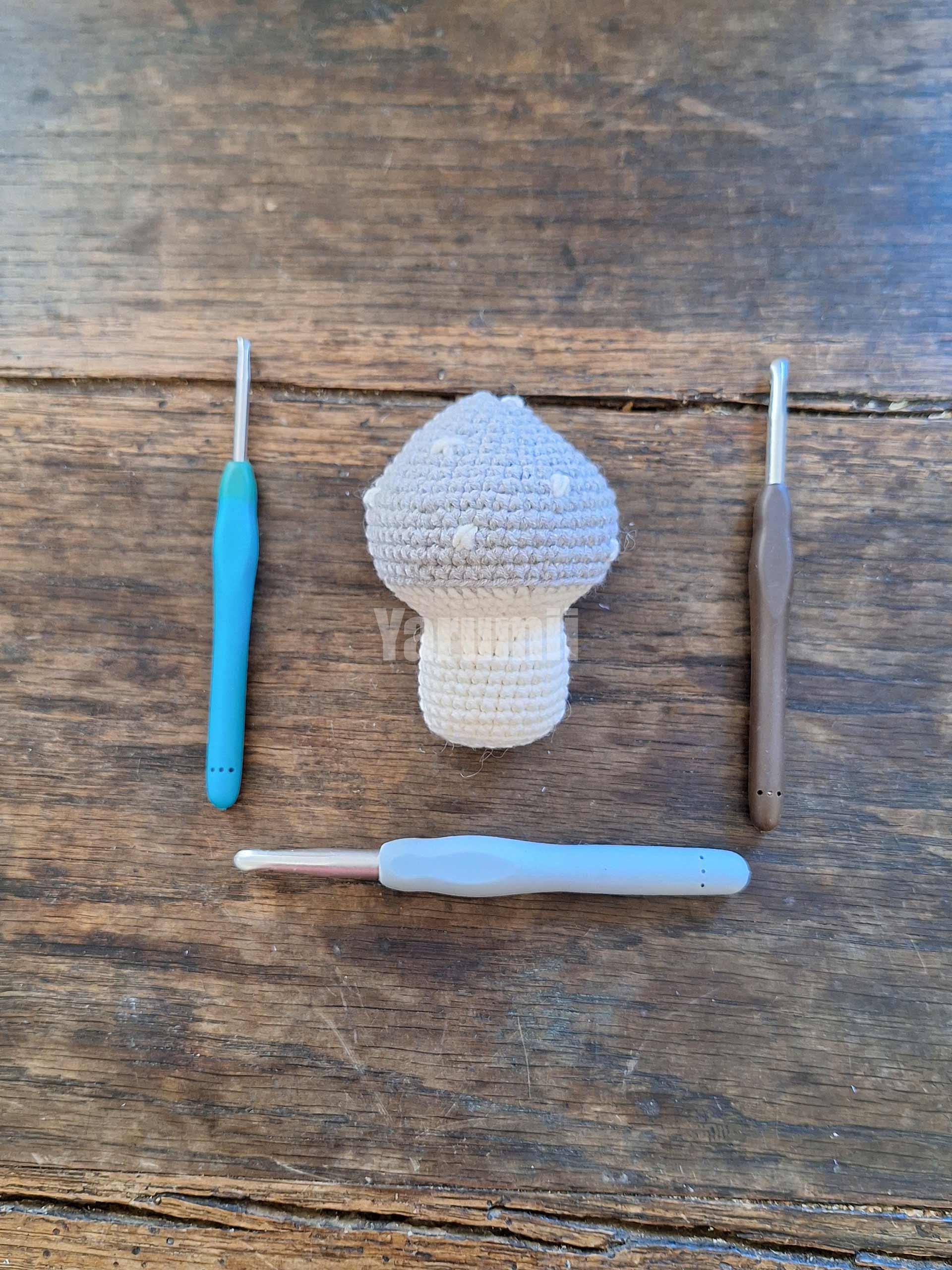 Champignon (gris) au crochet - Création Yarumii Champignon (gris) au crochet - Création Yarumii