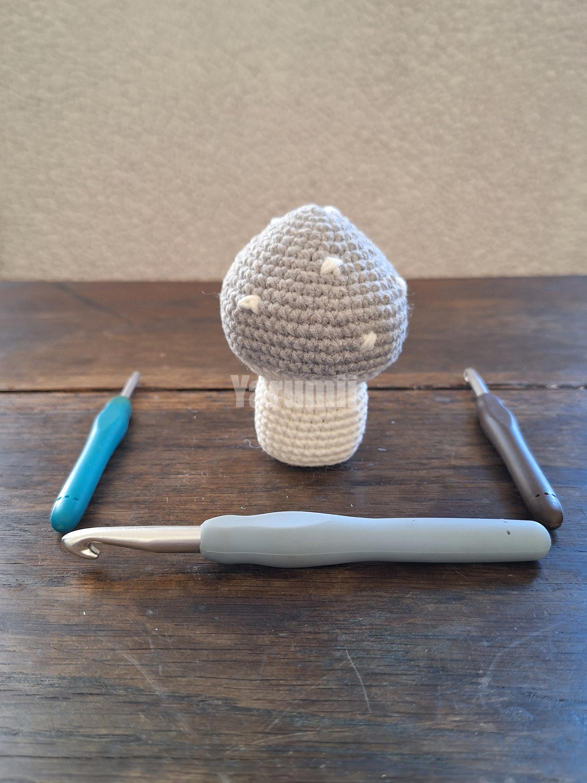 Champignon (gris) au crochet - Création Yarumii Champignon (gris) au crochet - Création Yarumii