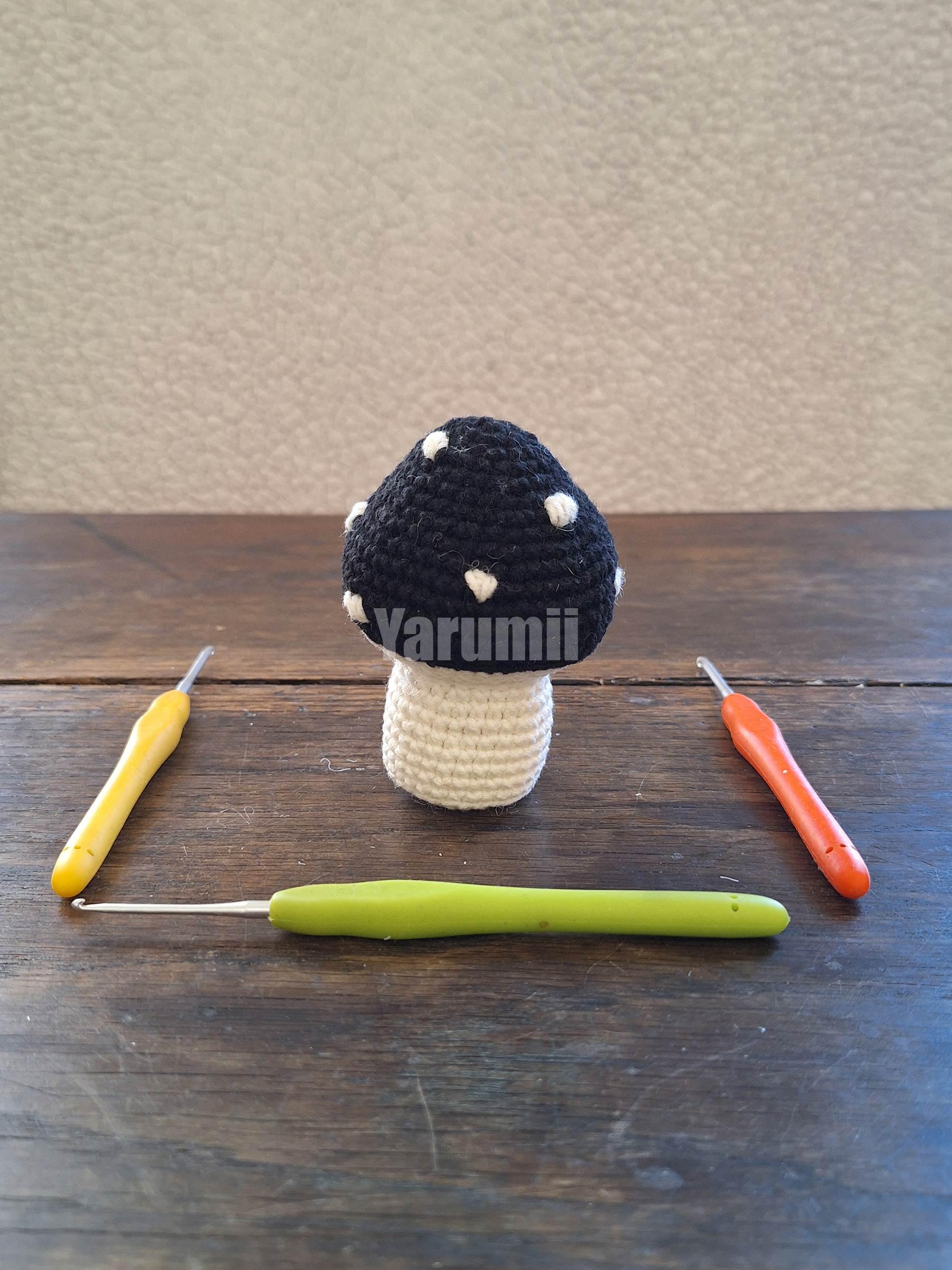 Champignon (noir) au crochet - Création Yarumii Champignon (noir) au crochet - Création Yarumii