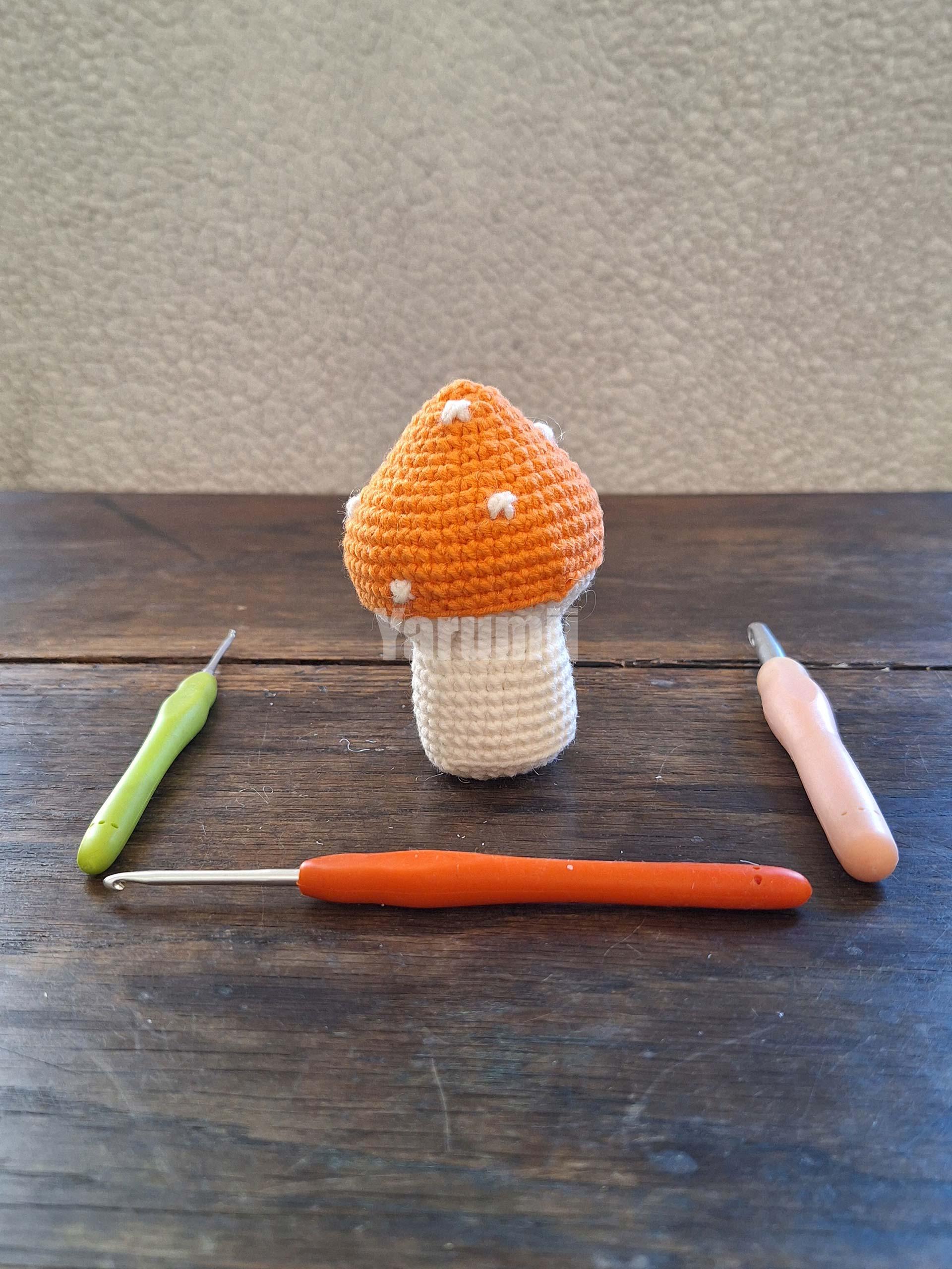 Champignon (orange) au crochet - Création Yarumii Champignon (orange) au crochet - Création Yarumii