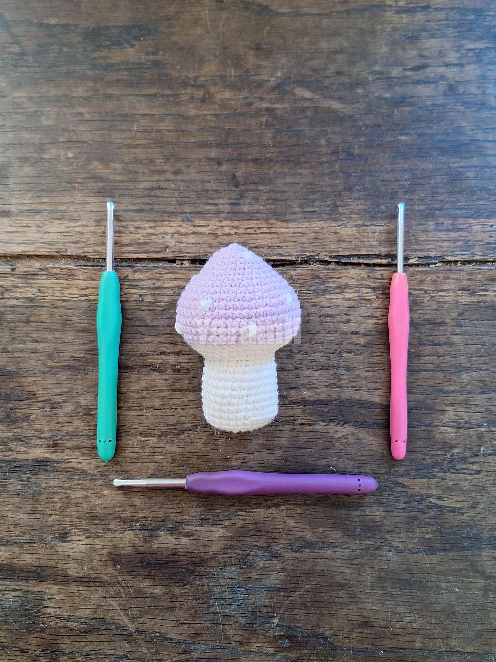Champignon (violet) au crochet - Création Yarumii Champignon (violet) au crochet - Création Yarumii
