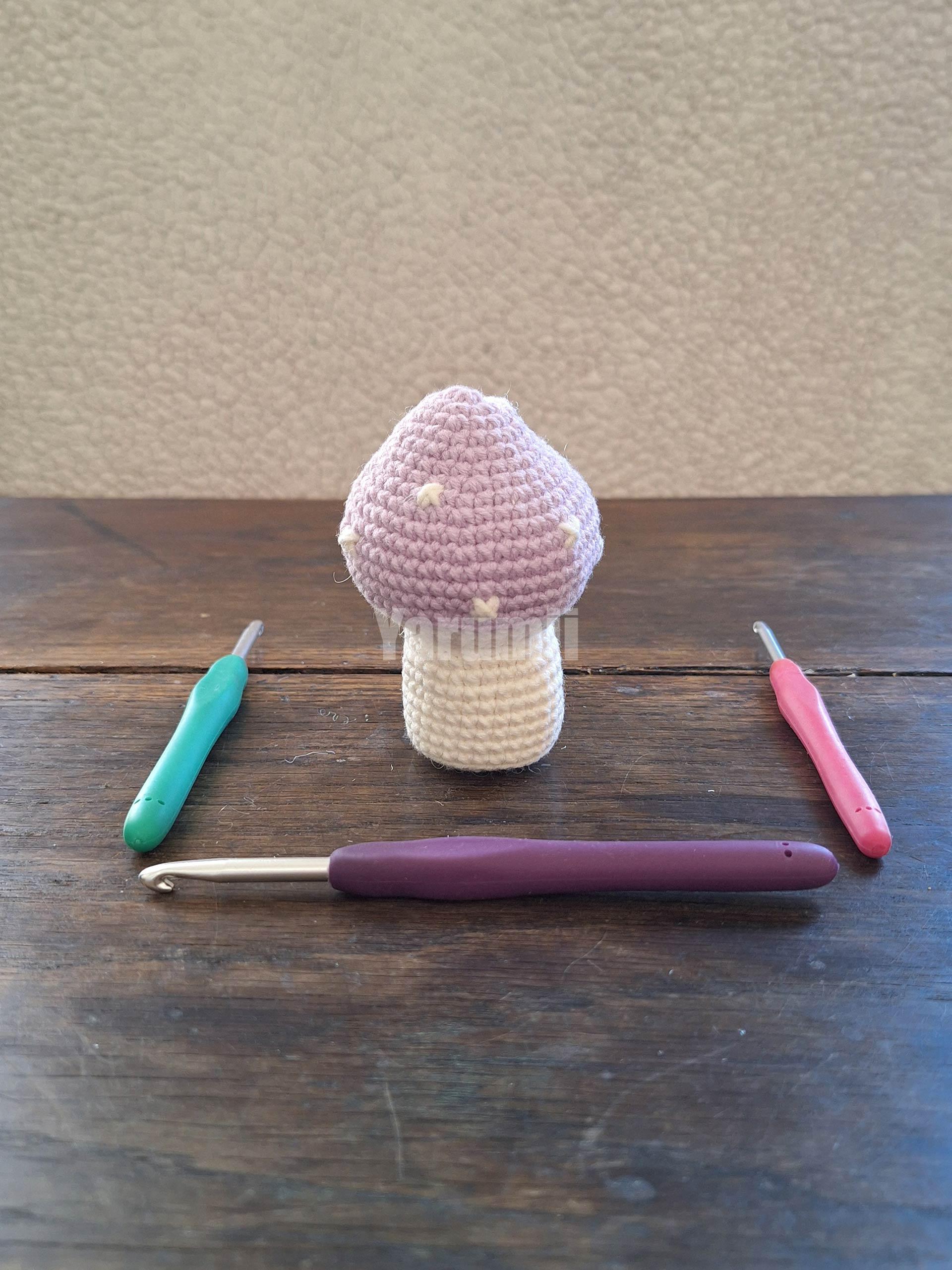 Champignon (violet) au crochet - Création Yarumii Champignon (violet) au crochet - Création Yarumii