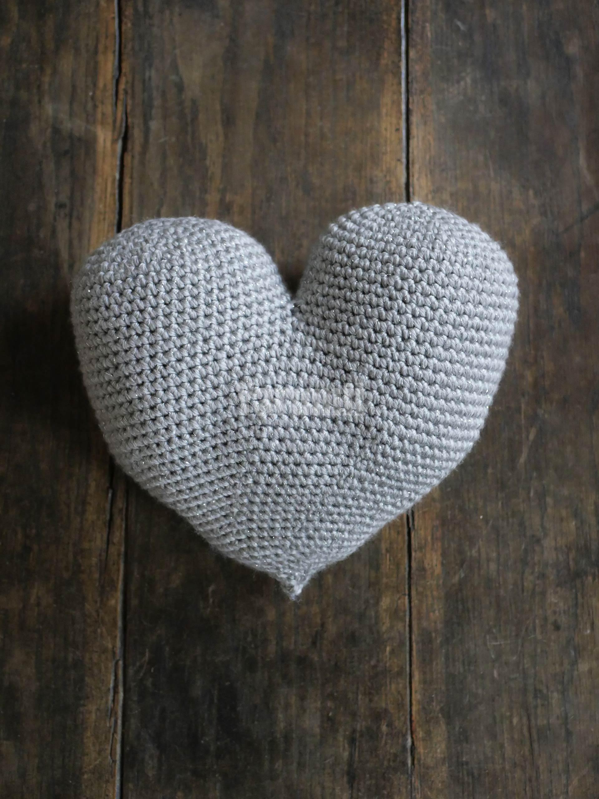 Coussin Cœur (gris) au crochet - Yarumii Coussin Cœur (gris) au crochet - Yarumii