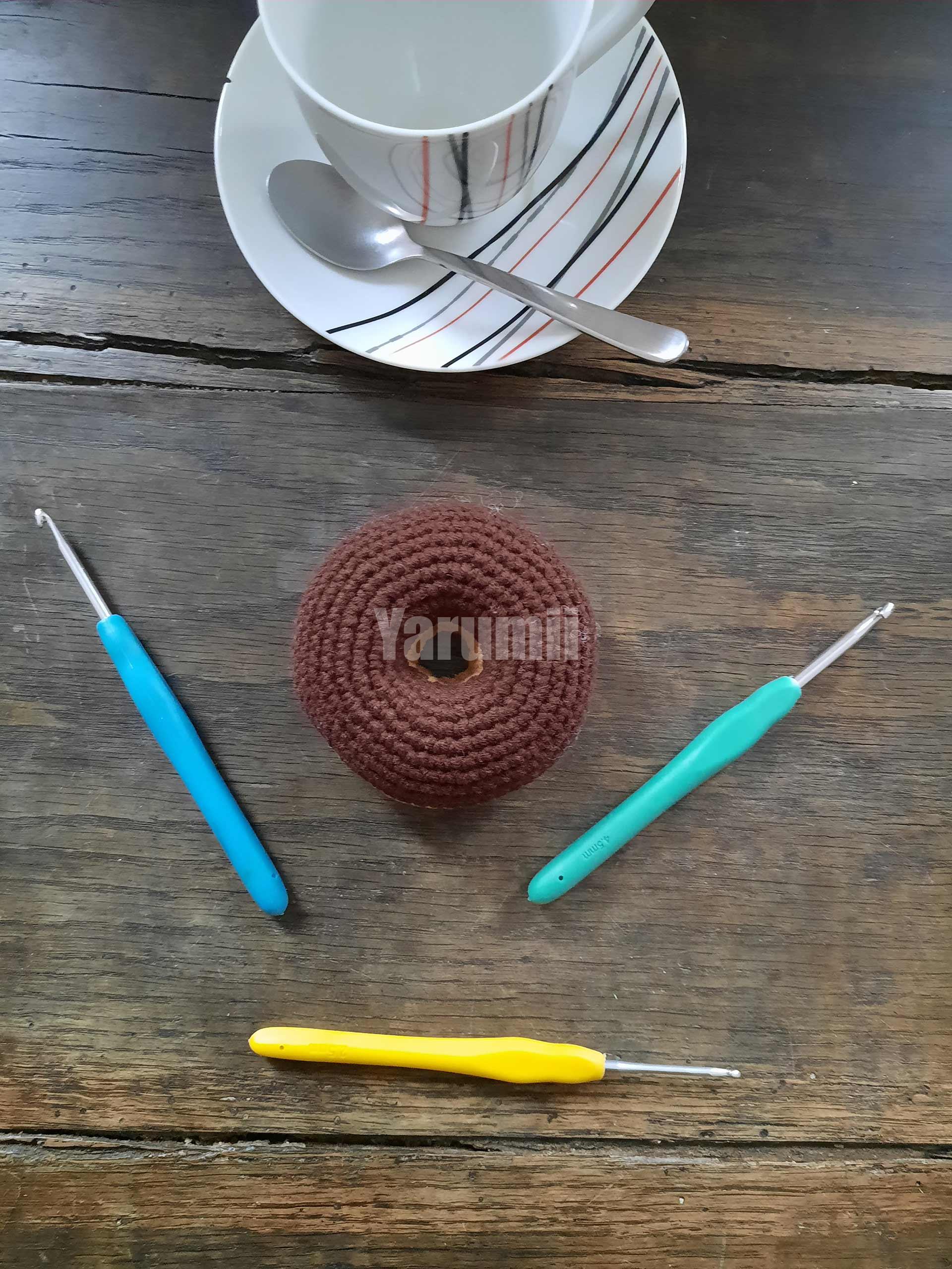 Donut (marron) au crochet - Création Yarumii Donut (marron) au crochet - Création Yarumii