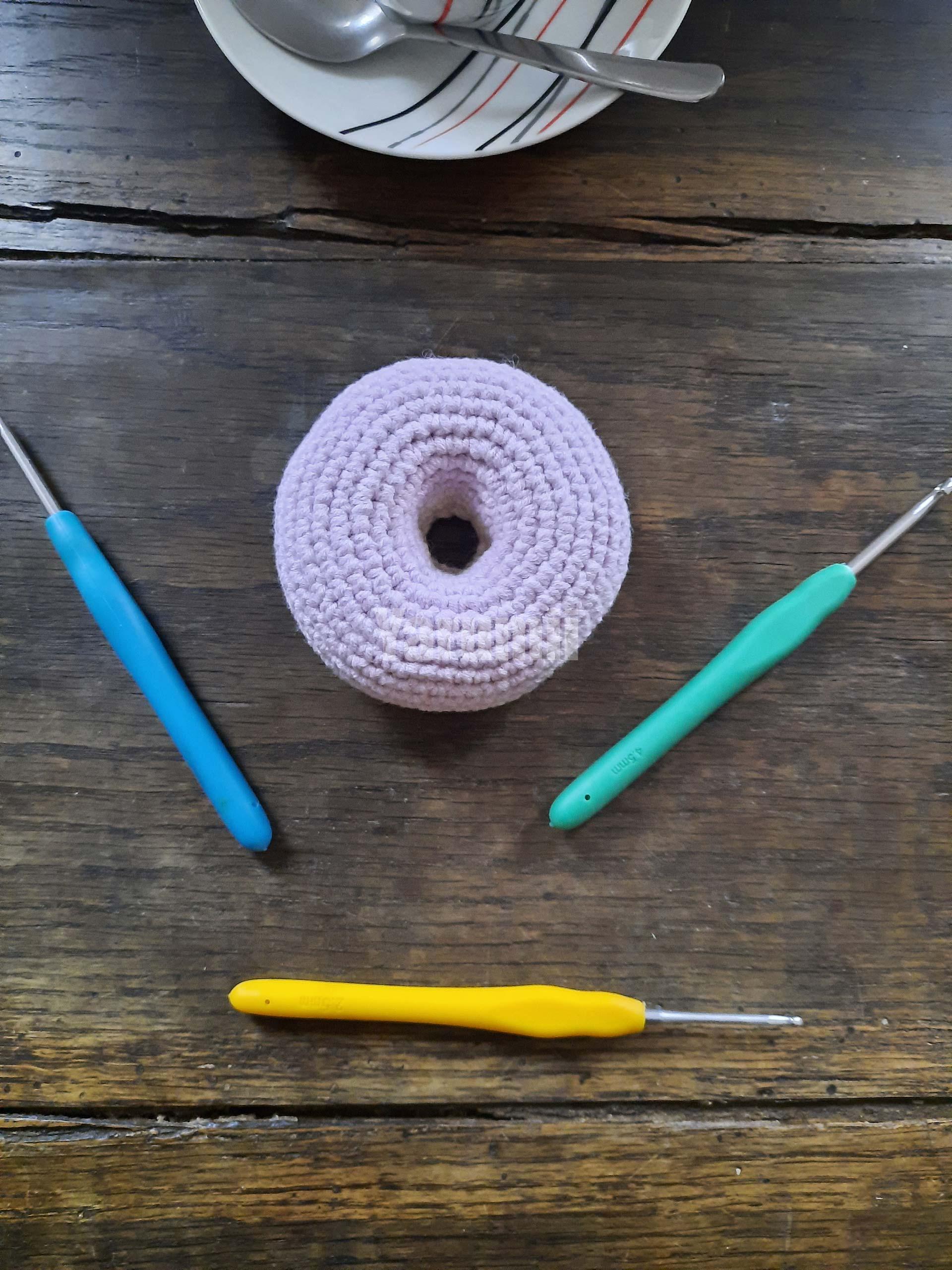 Donut (violet) au crochet - Création Yarumii Donut (violet) au crochet - Création Yarumii