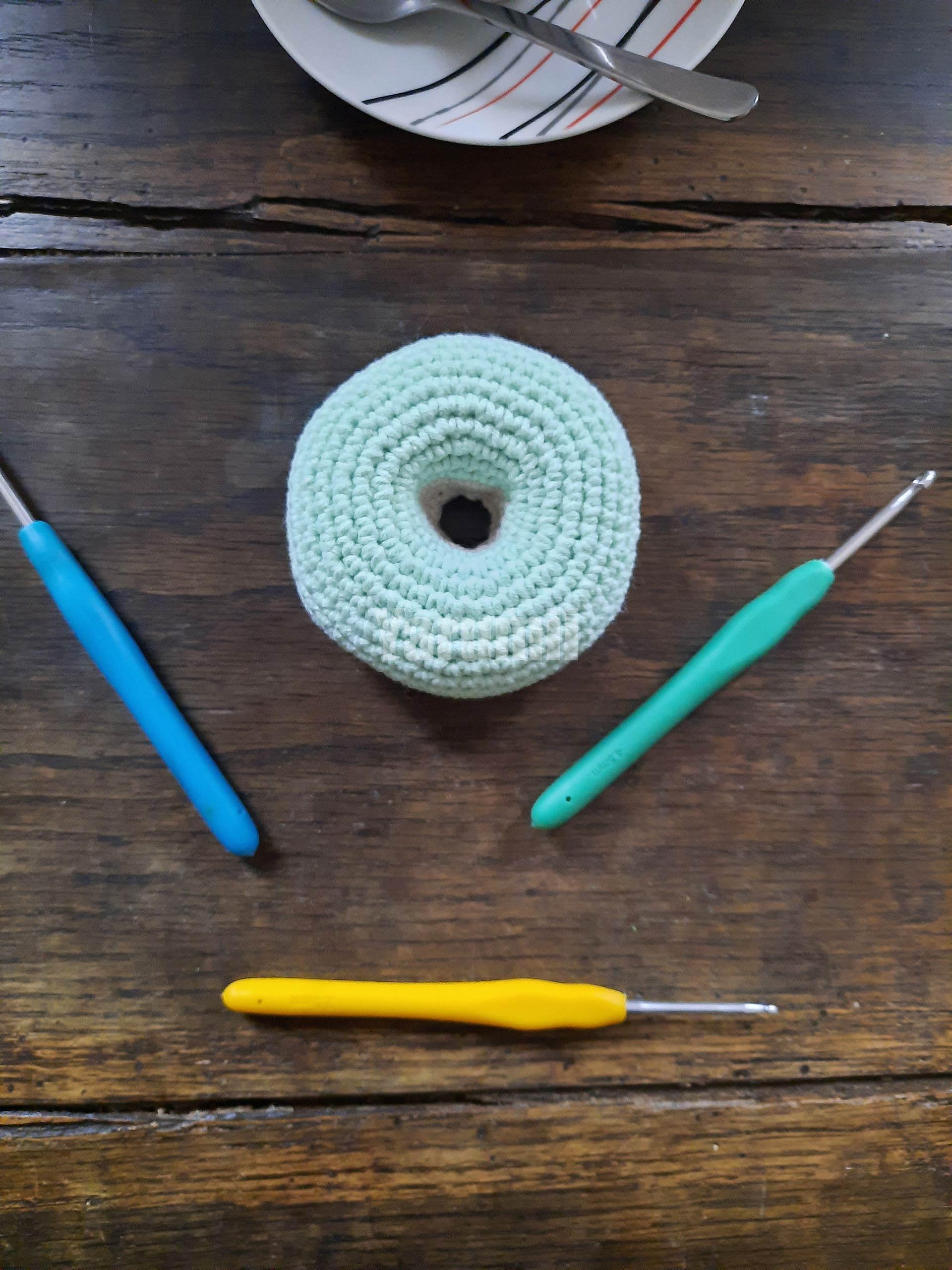 Donut (vert) au crochet - Création Yarumii Donut (vert) au crochet - Création Yarumii
