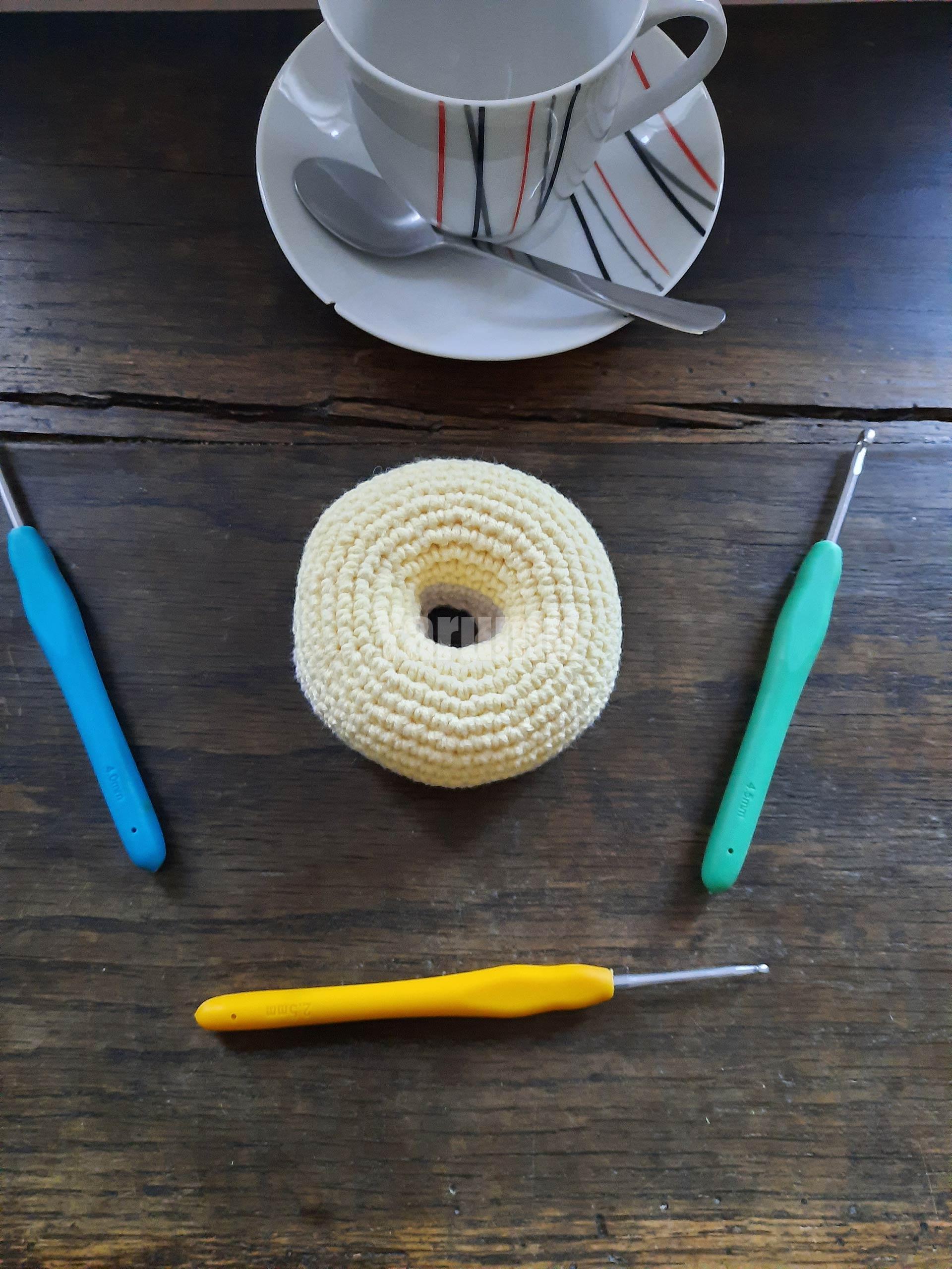 Donut (jaune) au crochet - Création Yarumii Donut (jaune) au crochet - Création Yarumii