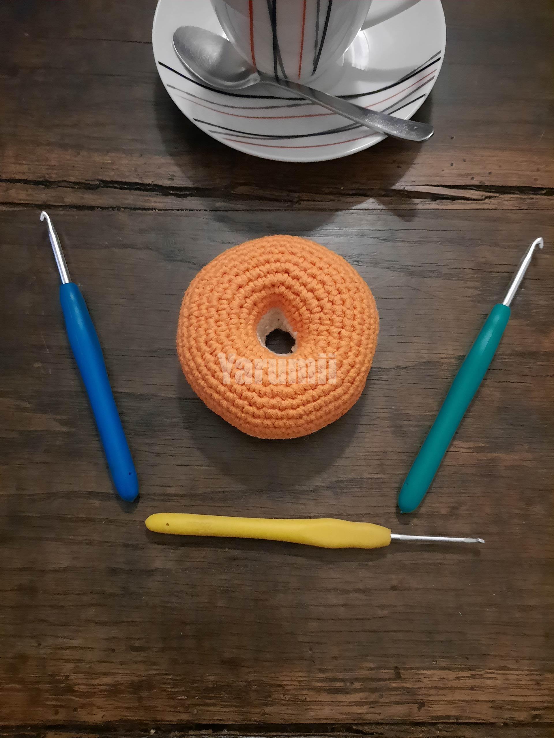 Donut (orange) au crochet - Création Yarumii Donut (orange) au crochet - Création Yarumii