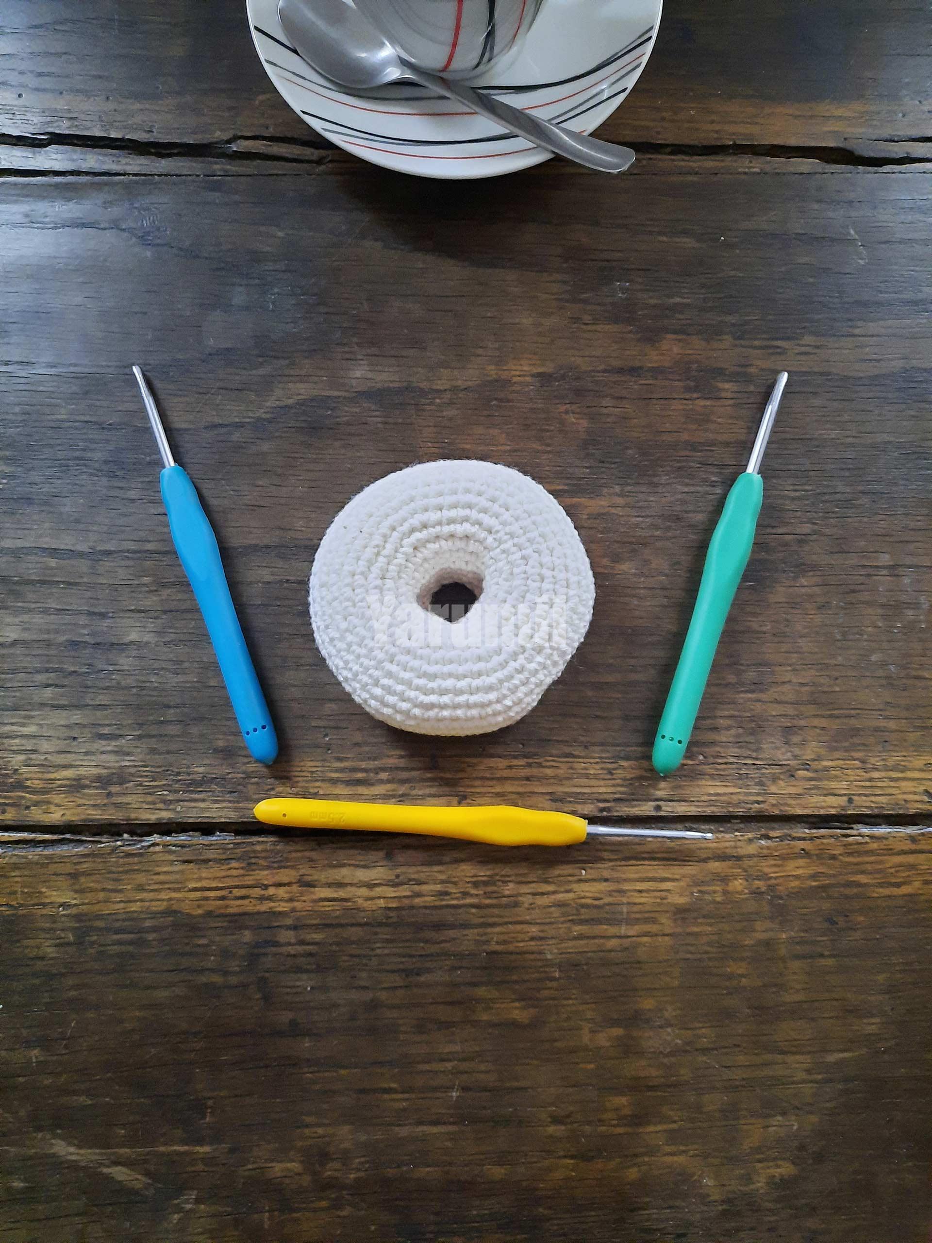 Donut (blanc) au crochet - Création Yarumii Donut (blanc) au crochet - Création Yarumii