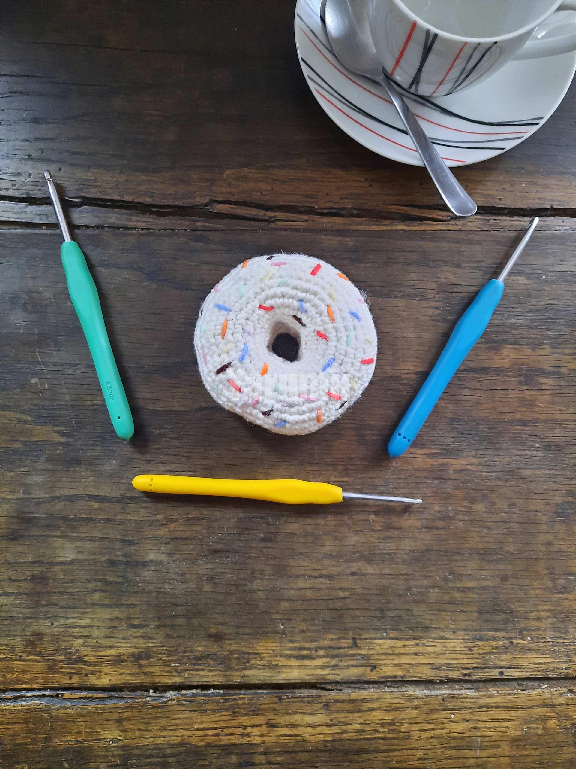 Donut (blanc) au crochet - Création Yarumii Donut (blanc) au crochet - Création Yarumii