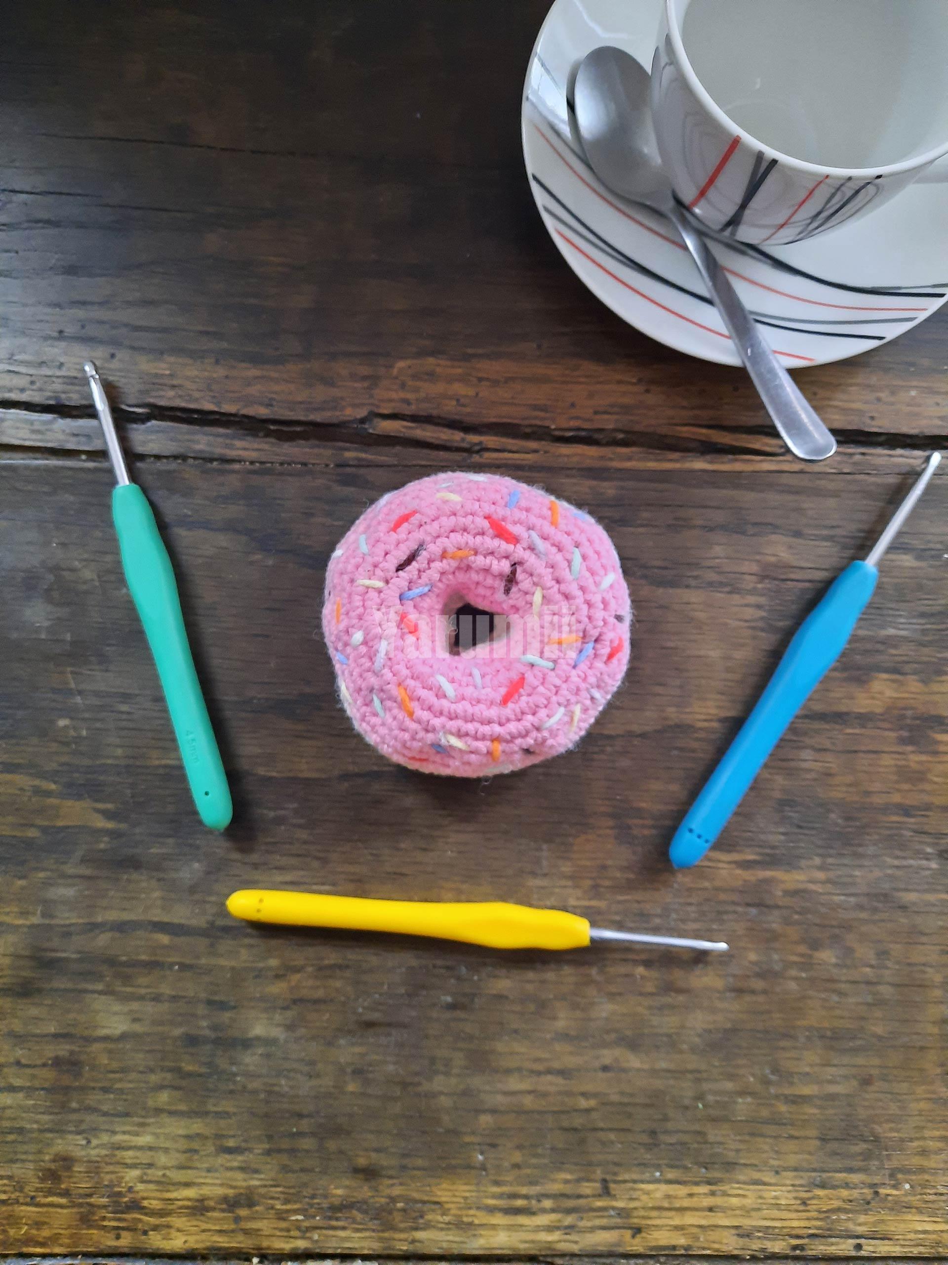 Donut (rose) au crochet - Création Yarumii Donut (rose) au crochet - Création Yarumii