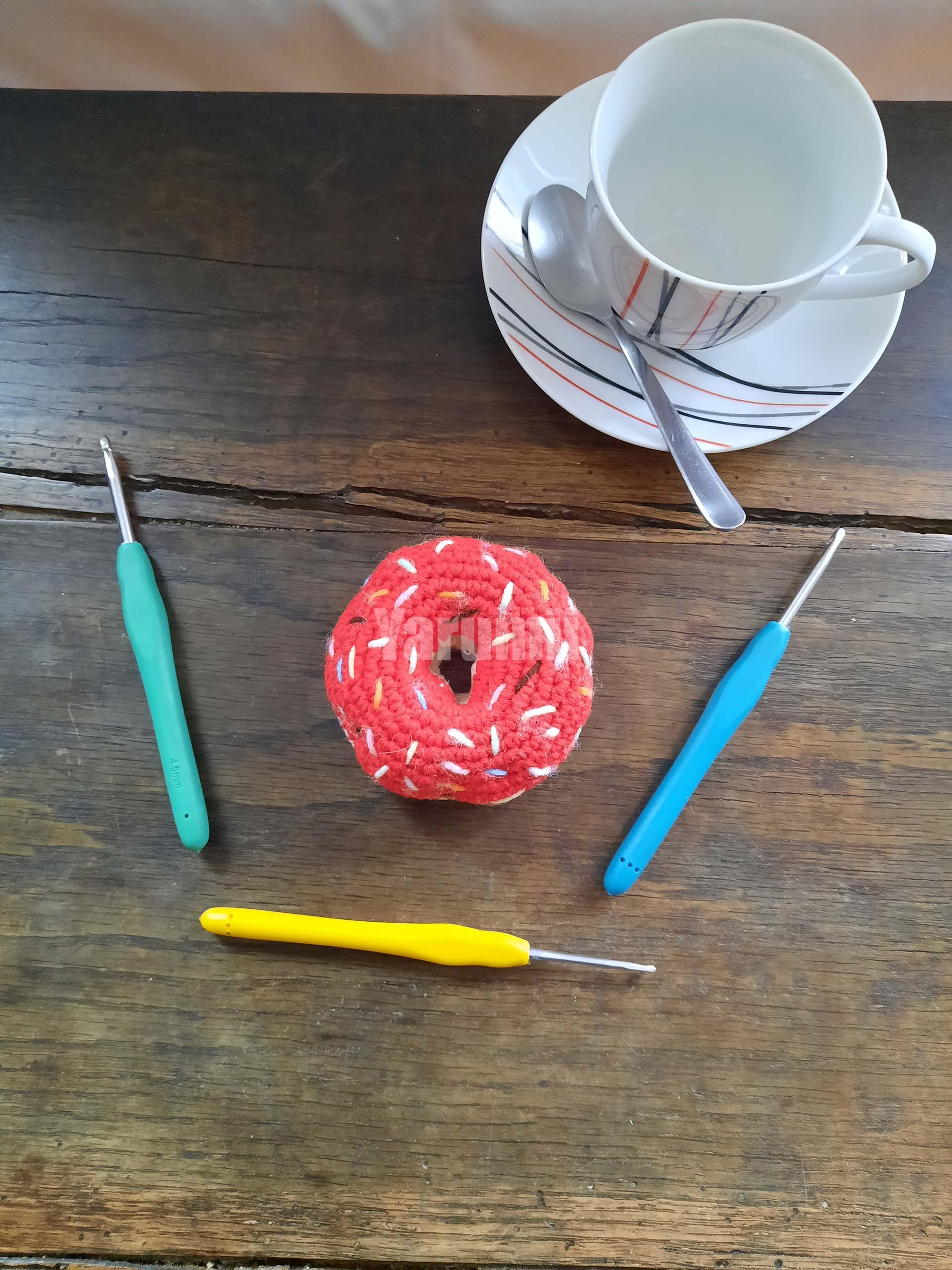 Donut (rouge) au crochet - Création Yarumii Donut (rouge) au crochet - Création Yarumii