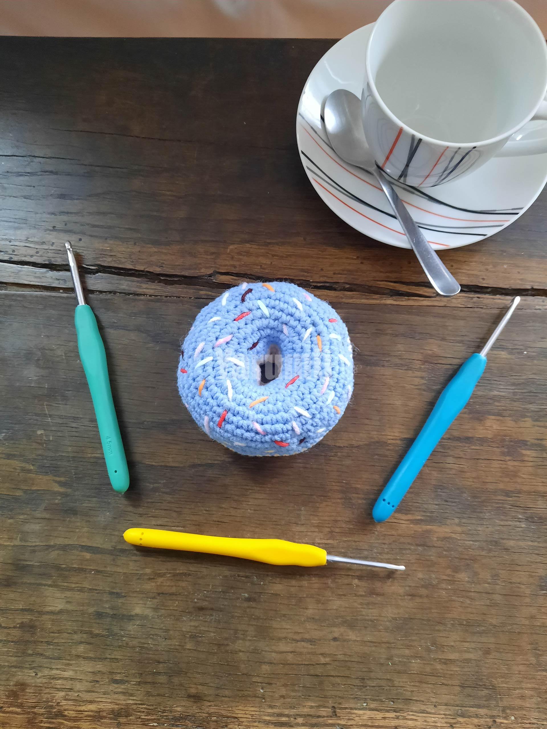 Donut (bleu) au crochet - Création Yarumii Donut (bleu) au crochet - Création Yarumii