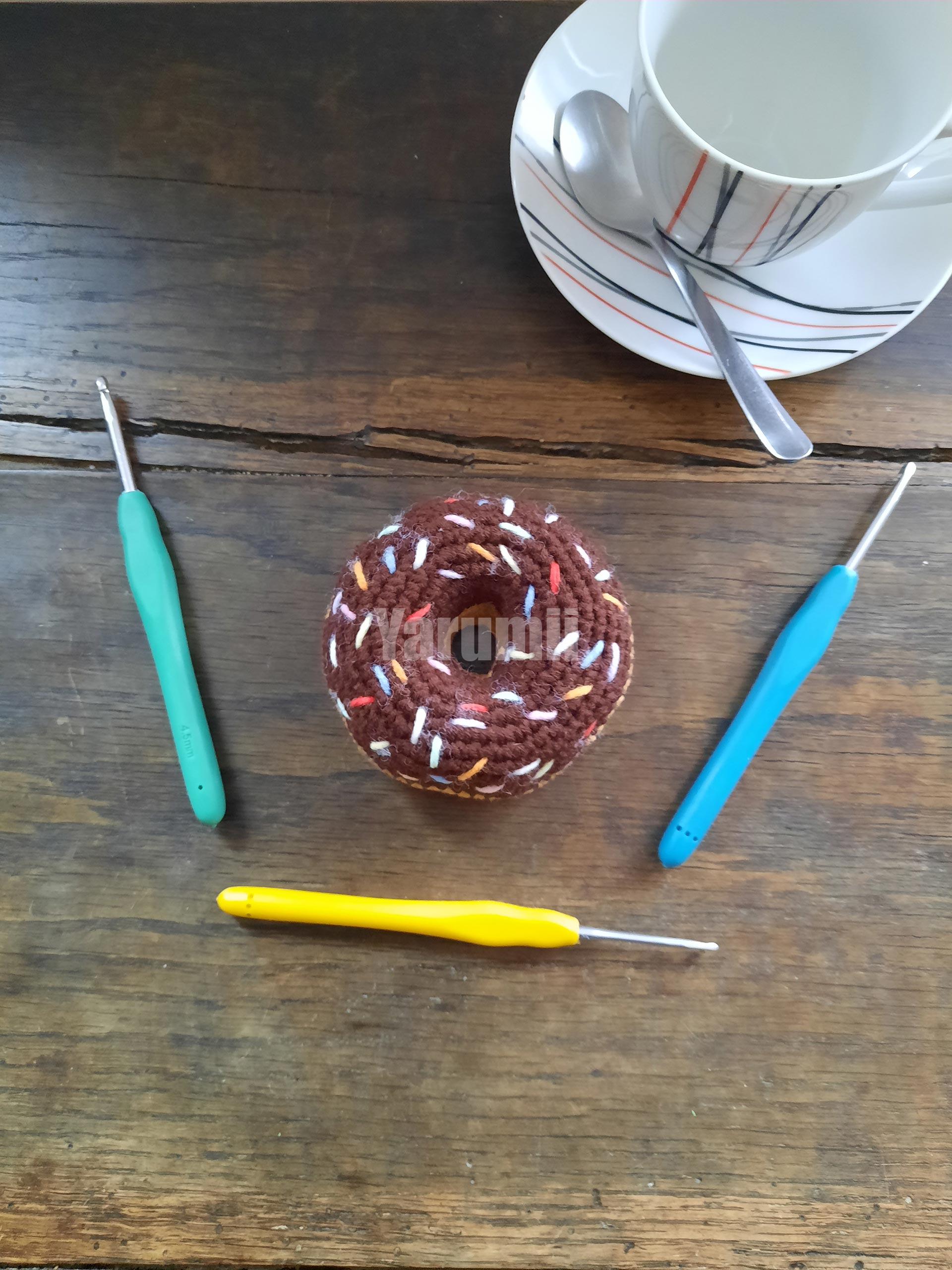 Donut (marron) au crochet - Création Yarumii Donut (marron) au crochet - Création Yarumii