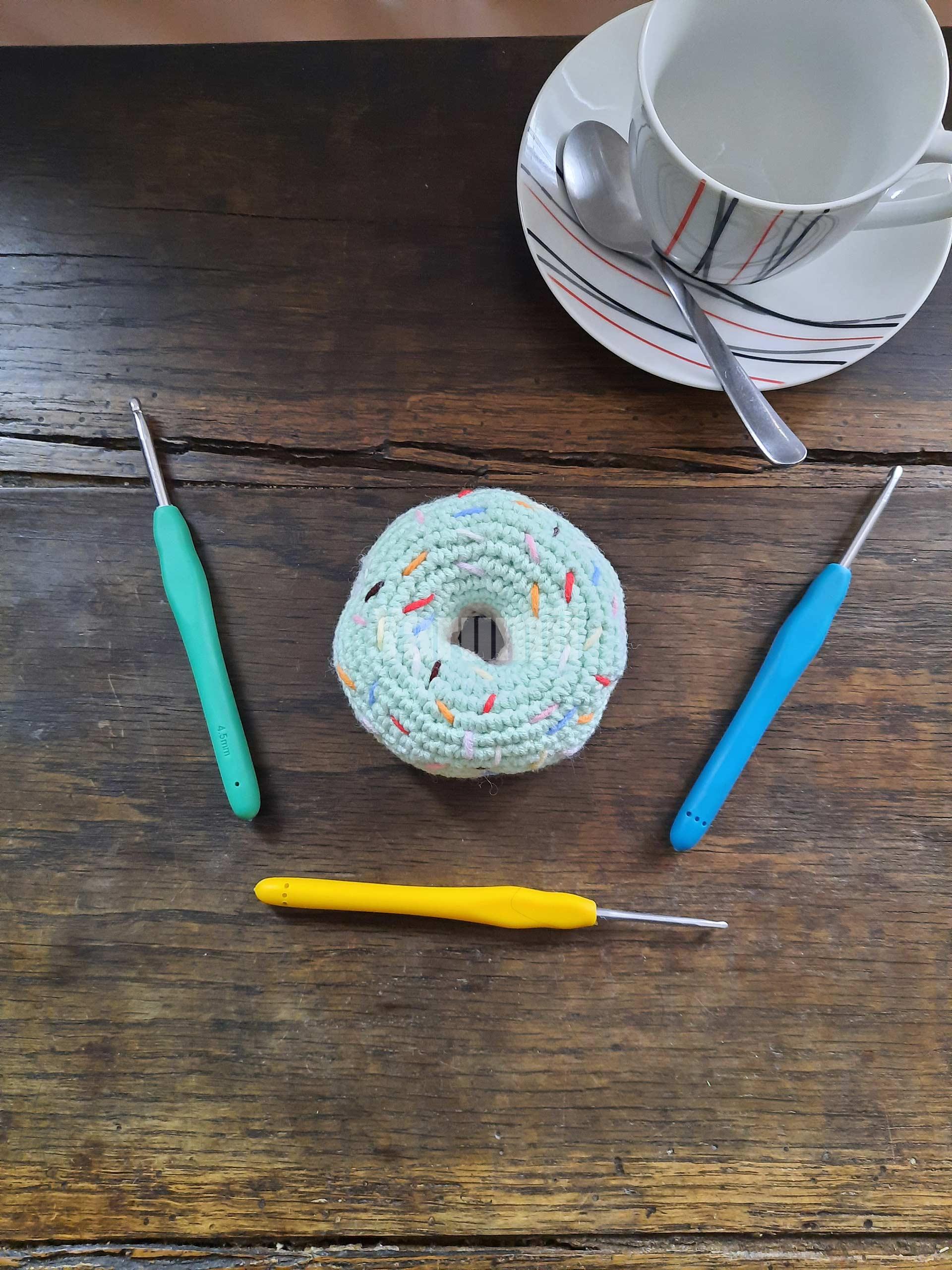 Donut (vert) au crochet - Création Yarumii Donut (vert) au crochet - Création Yarumii