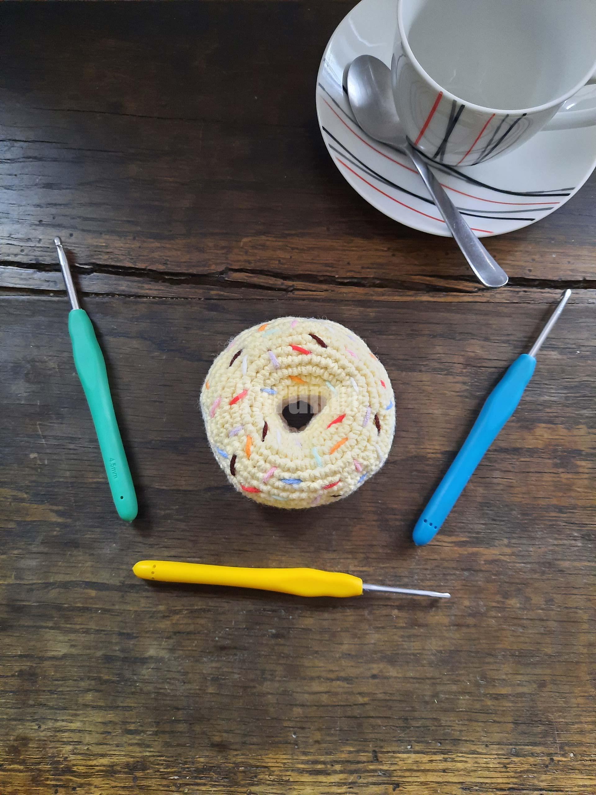 Donut (jaune) au crochet - Création Yarumii Donut (jaune) au crochet - Création Yarumii