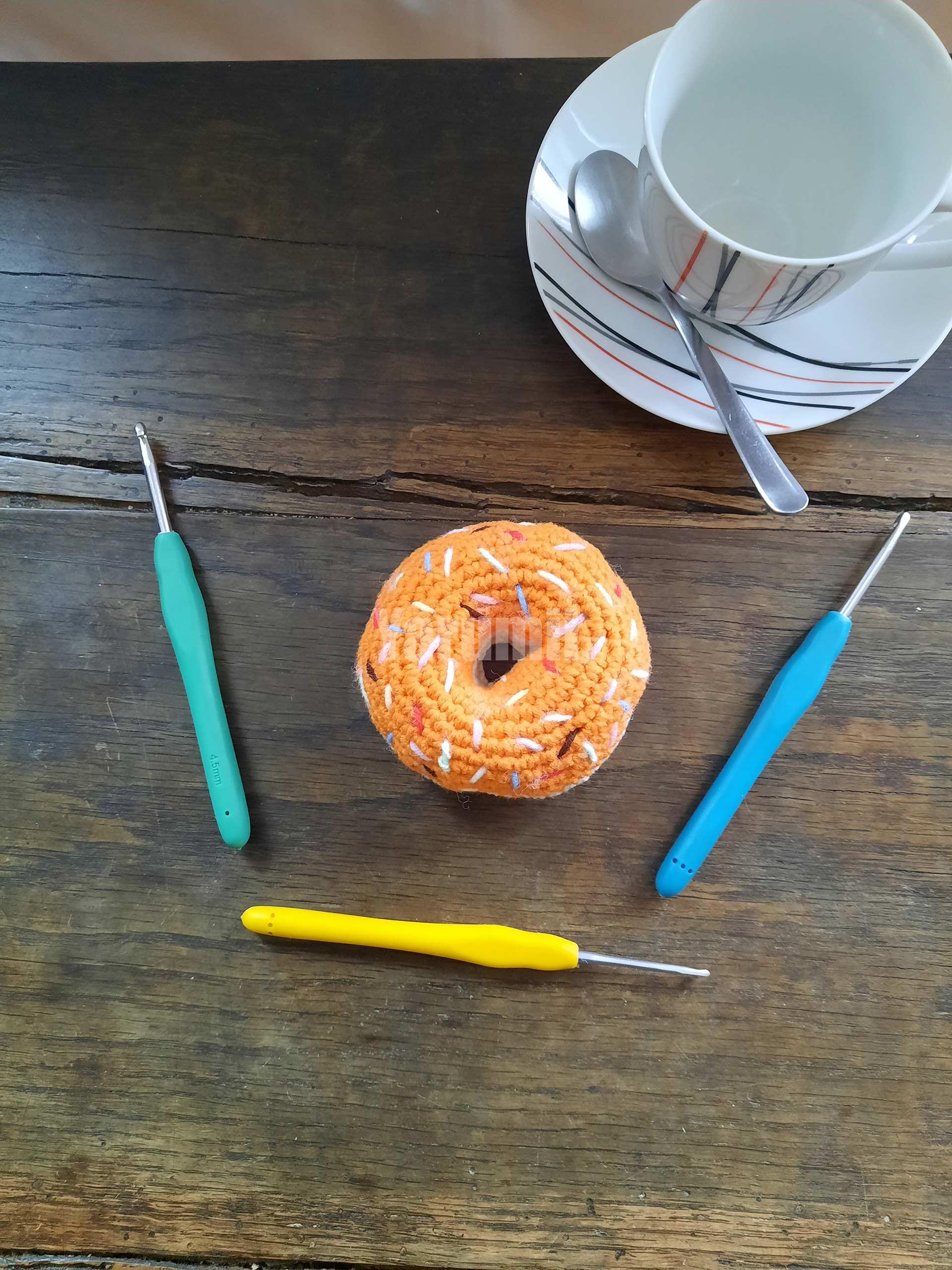 Donut (orange) au crochet - Création Yarumii Donut (orange) au crochet - Création Yarumii