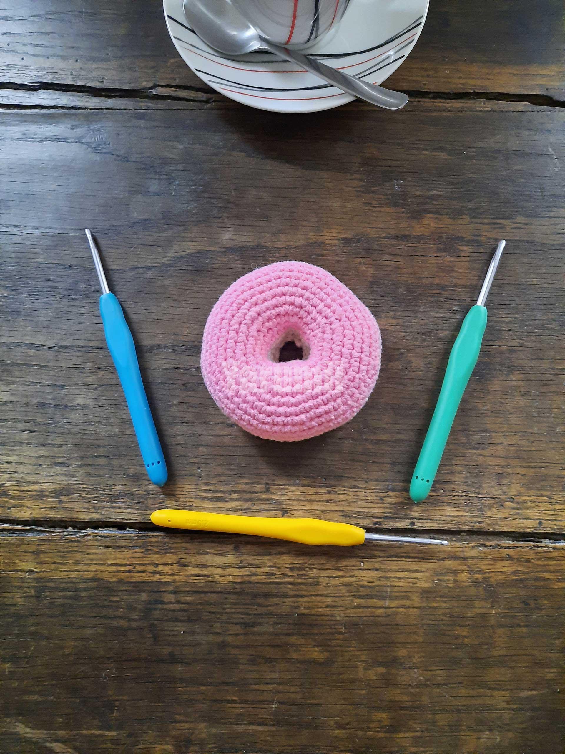 Donut (rose) au crochet - Création Yarumii Donut (rose) au crochet - Création Yarumii
