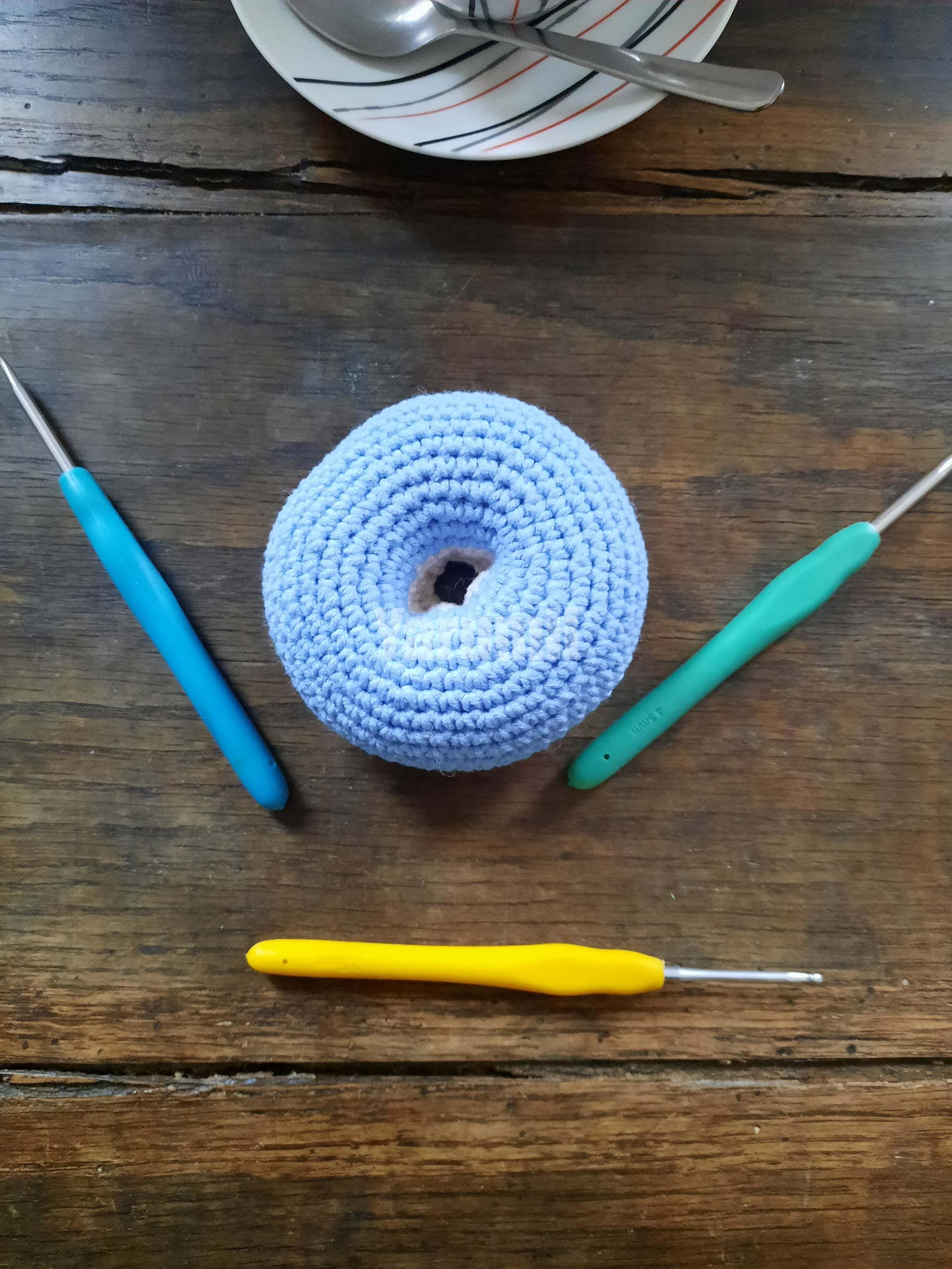 Donut (bleu) au crochet - Création Yarumii Donut (bleu) au crochet - Création Yarumii