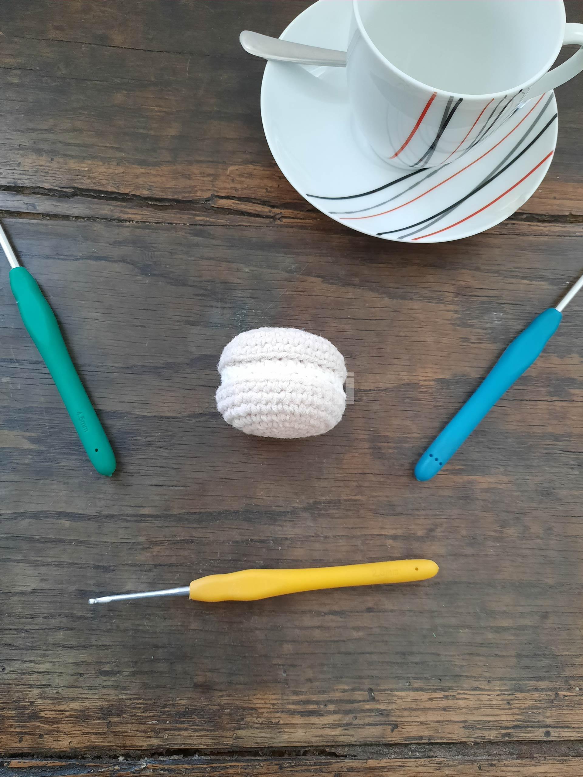 Macaron (beige) au crochet - Création Yarumii Macaron (beige) au crochet - Création Yarumii