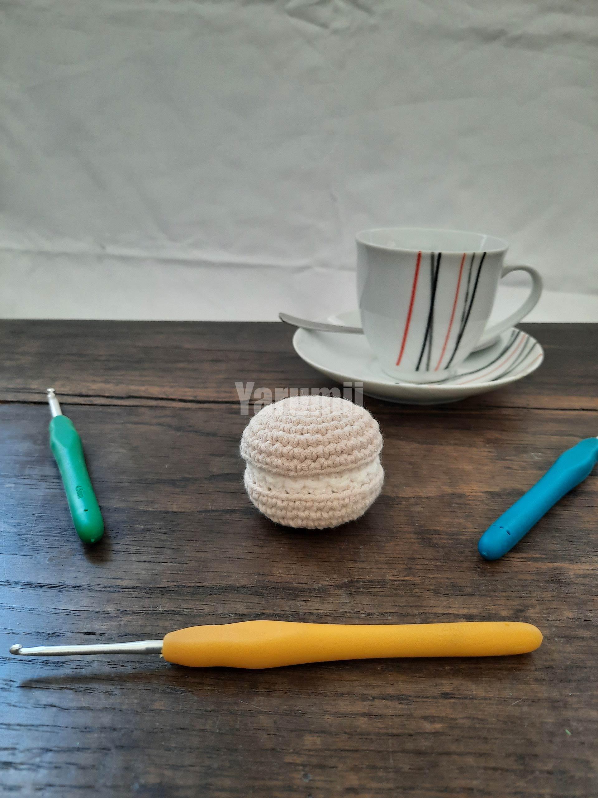 Macaron (beige) au crochet - Création Yarumii Macaron (beige) au crochet - Création Yarumii