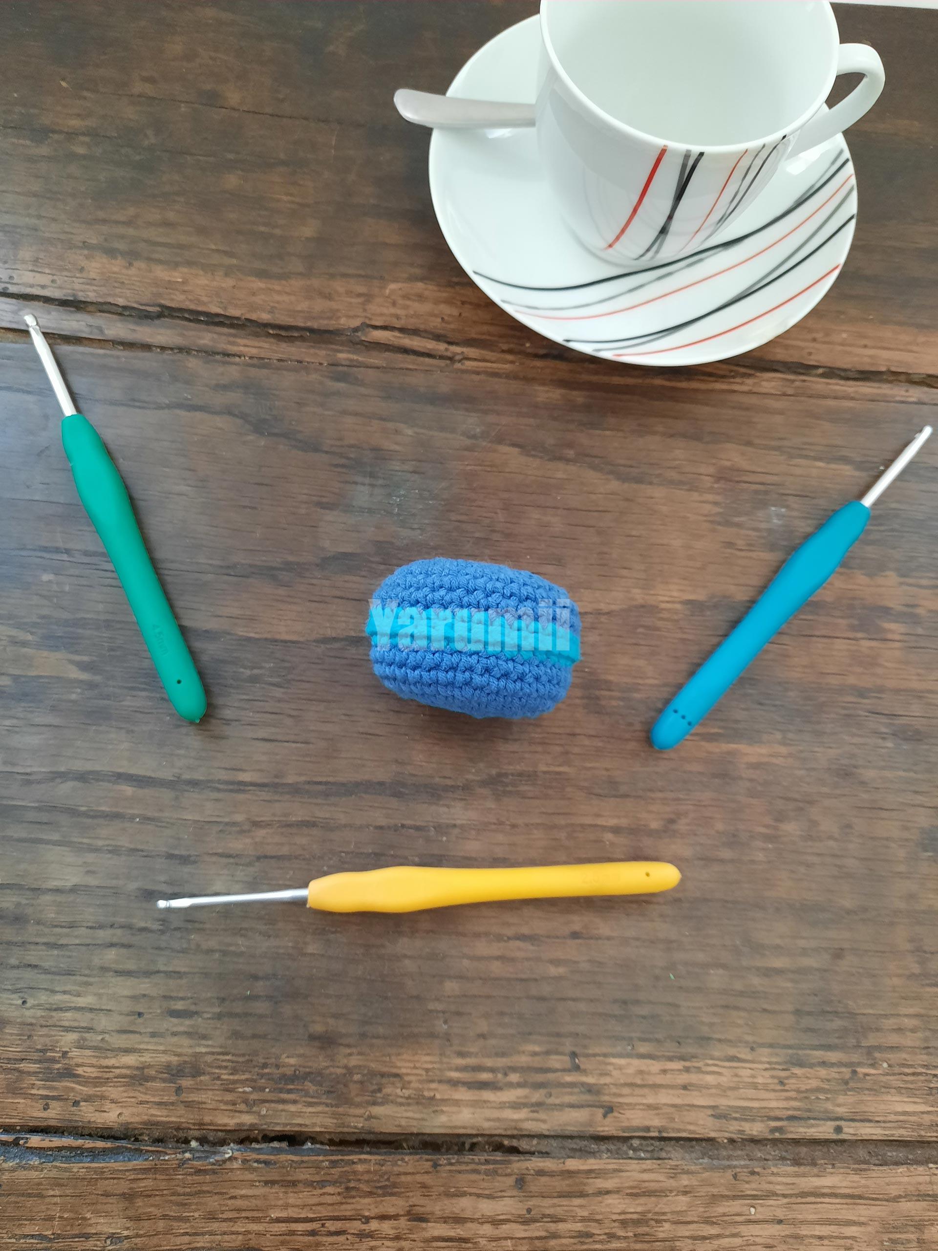 Macaron (bleu) au crochet - Création Yarumii Macaron (bleu) au crochet - Création Yarumii