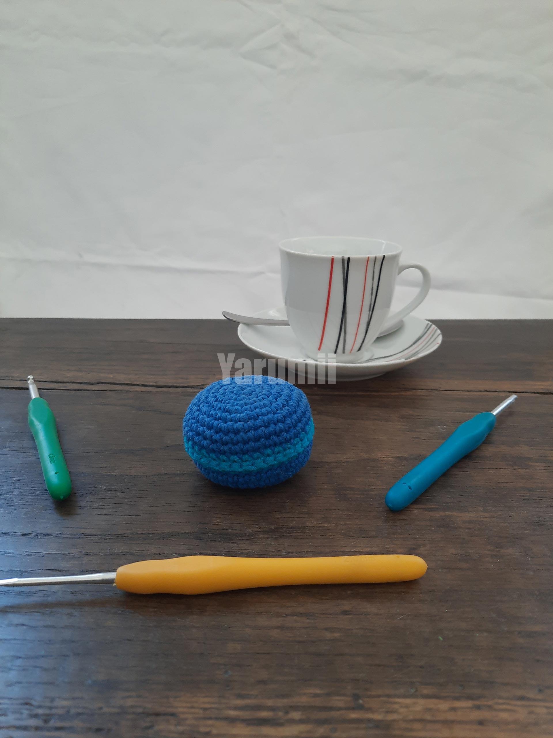 Macaron (bleu) au crochet - Création Yarumii Macaron (bleu) au crochet - Création Yarumii