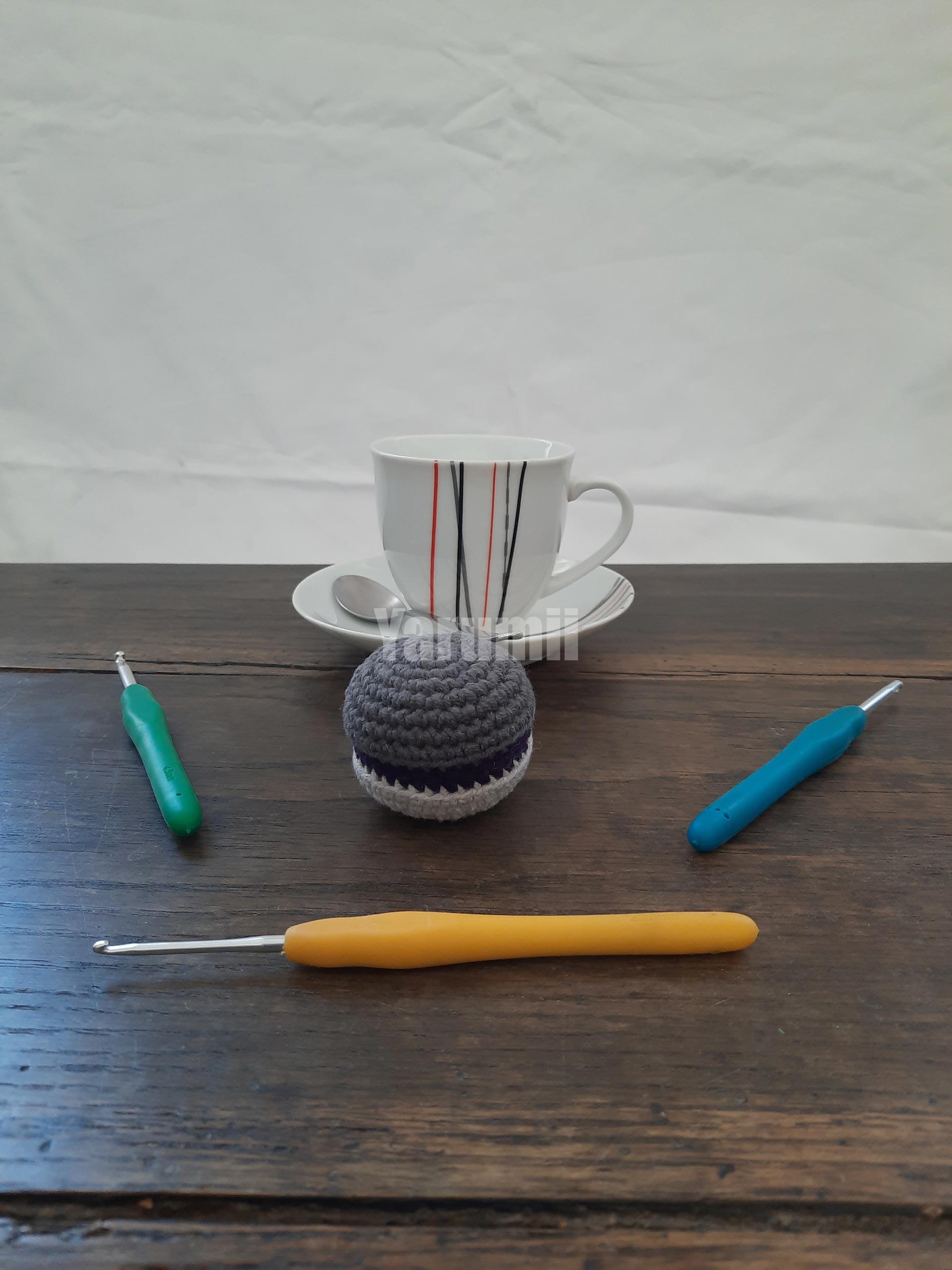 Macaron (gris) au crochet - Création Yarumii Macaron (gris) au crochet - Création Yarumii