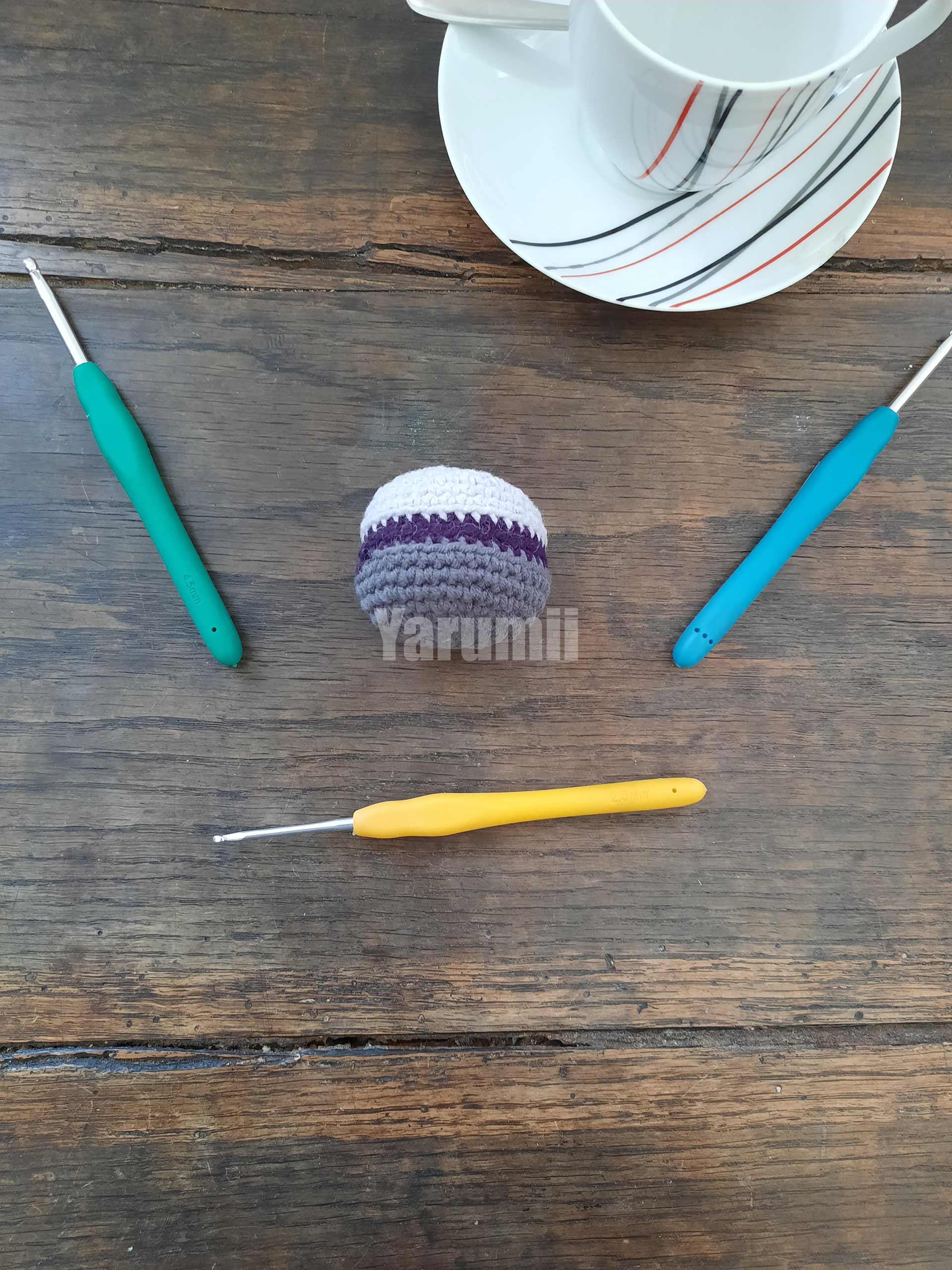 Macaron (gris) au crochet - Création Yarumii Macaron (gris) au crochet - Création Yarumii