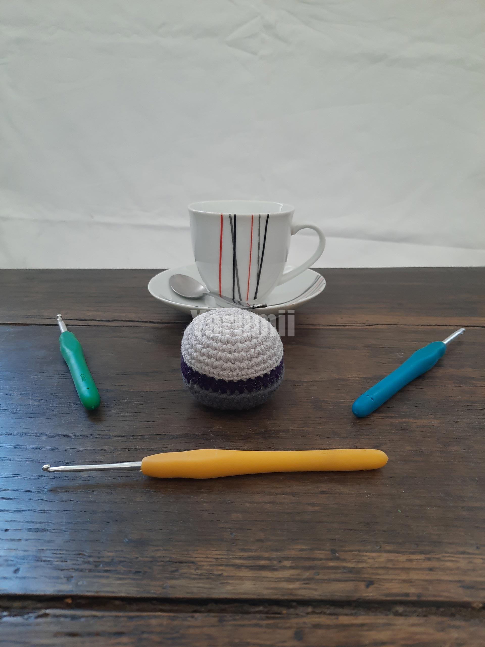 Macaron (gris) au crochet - Création Yarumii Macaron (gris) au crochet - Création Yarumii