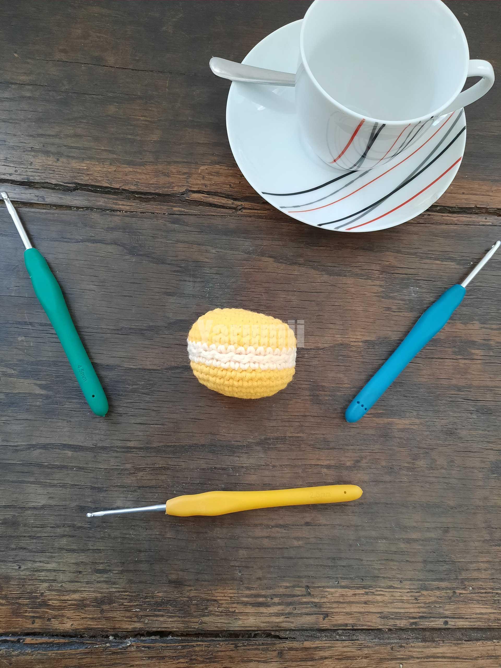 Macaron (jaune) au crochet - Création Yarumii Macaron (jaune) au crochet - Création Yarumii
