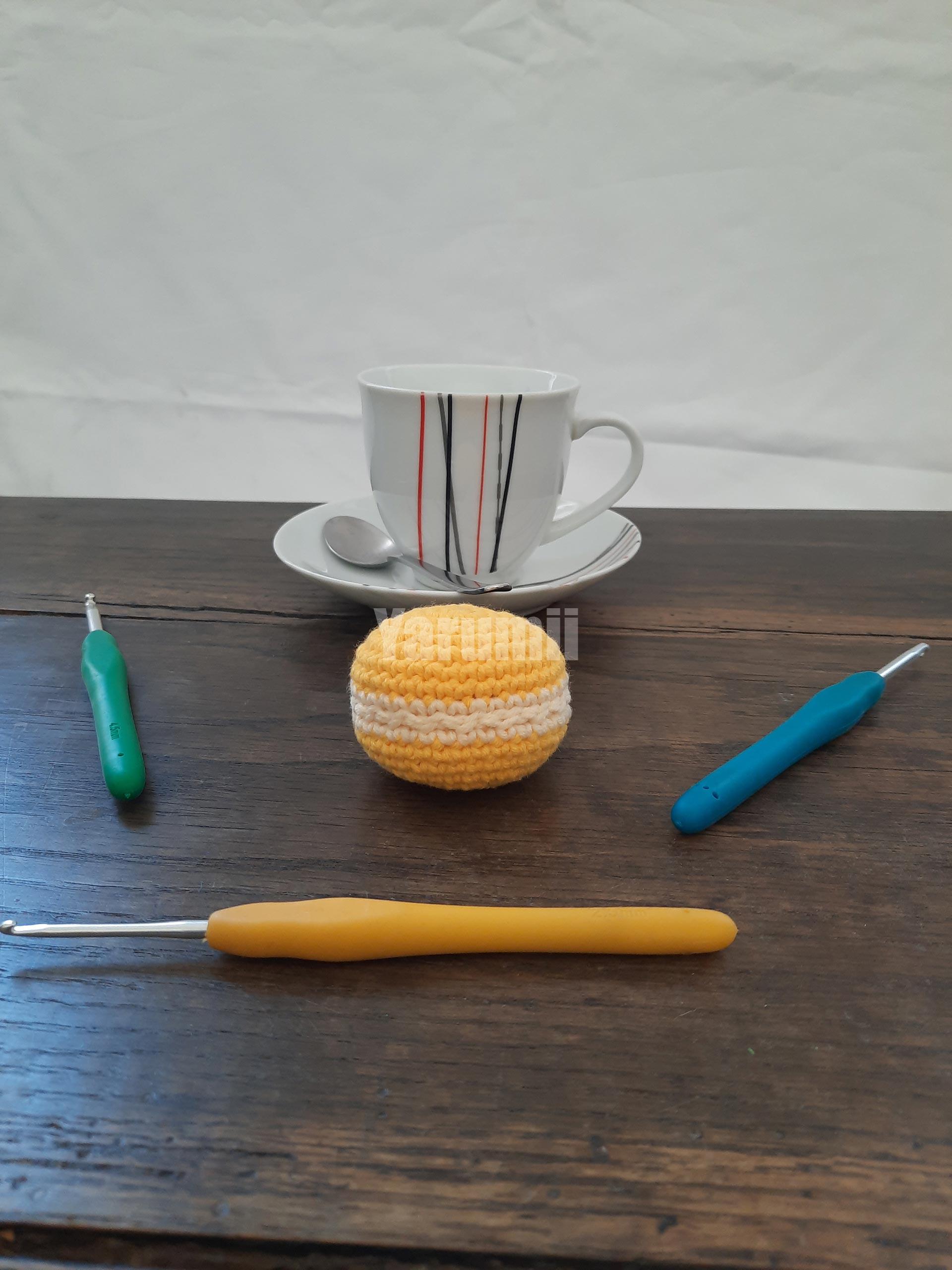 Macaron (jaune) au crochet - Création Yarumii Macaron (jaune) au crochet - Création Yarumii