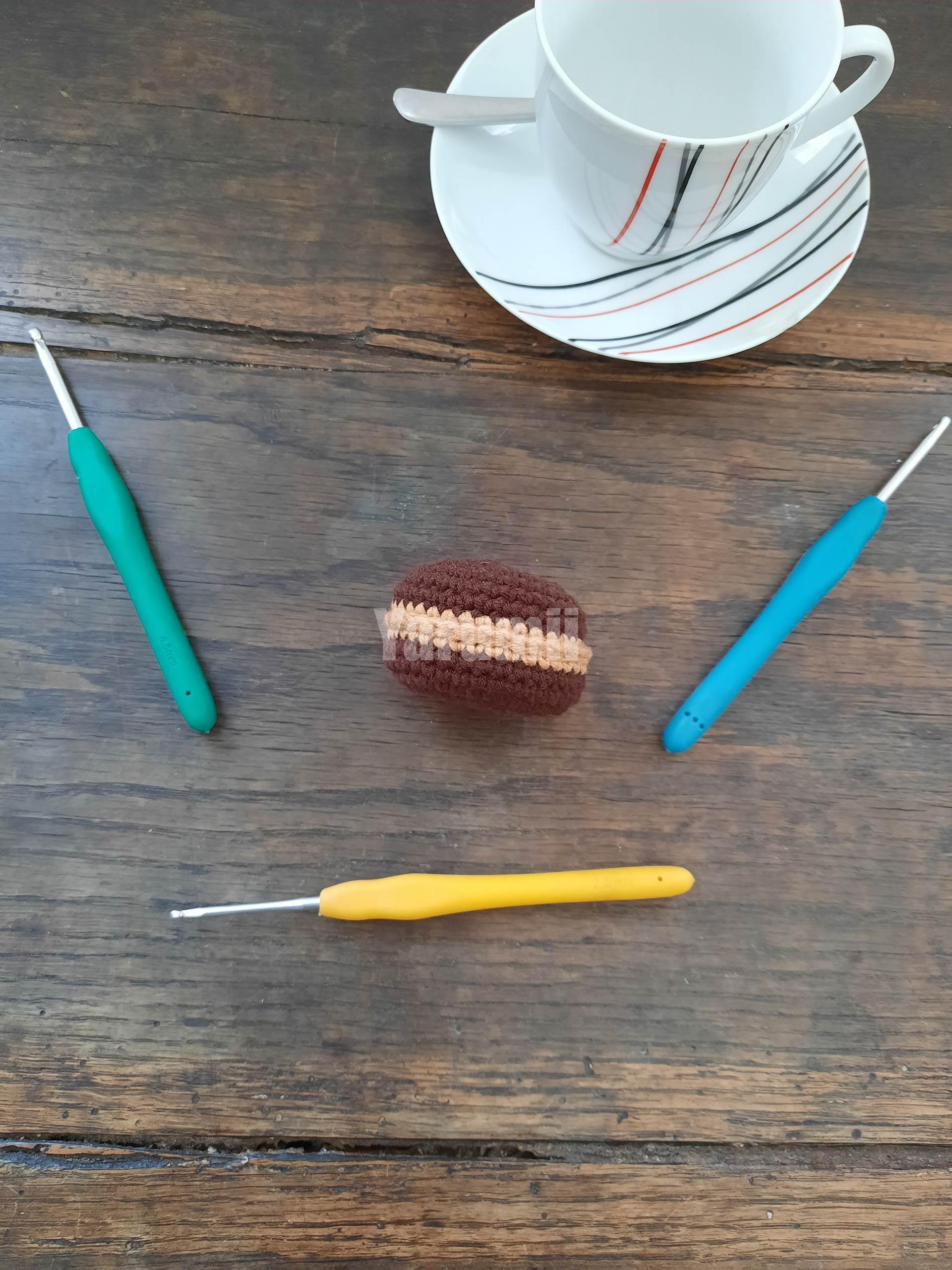 Macaron (marron) au crochet - Création Yarumii Macaron (marron) au crochet - Création Yarumii