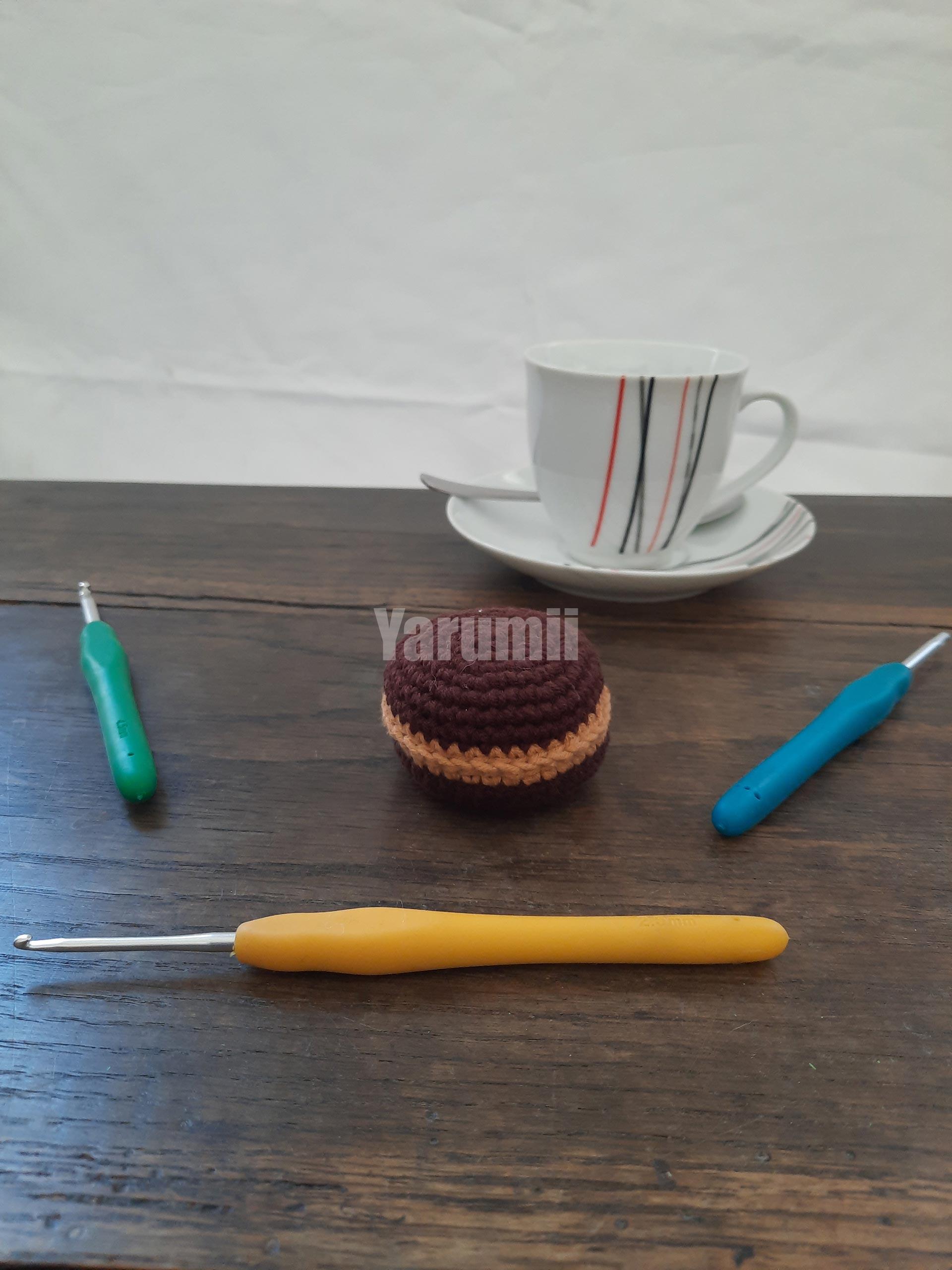 Macaron (marron) au crochet - Création Yarumii Macaron (marron) au crochet - Création Yarumii