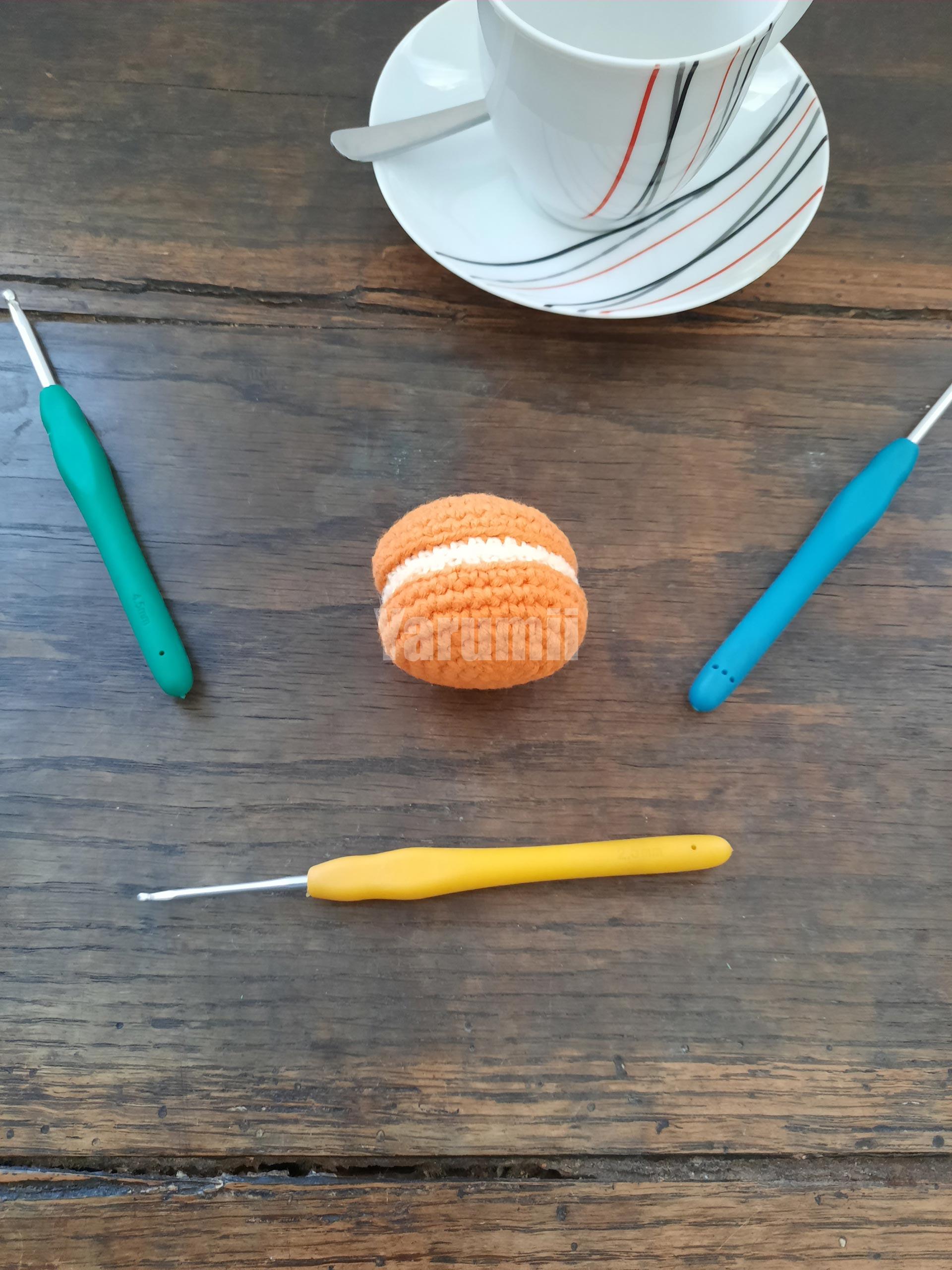 Macaron (orange) au crochet - Création Yarumii Macaron (orange) au crochet - Création Yarumii