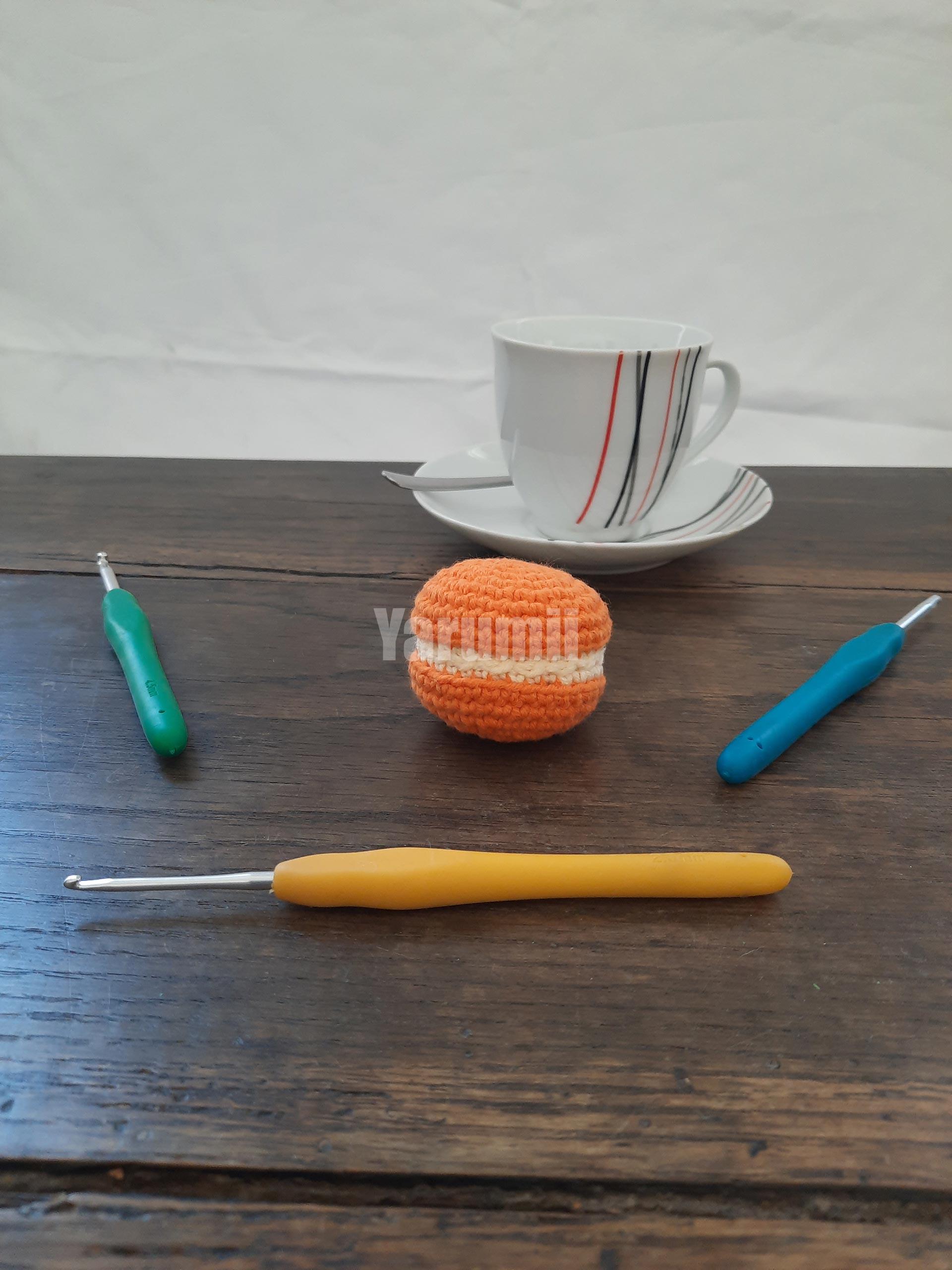 Macaron (orange) au crochet - Création Yarumii Macaron (orange) au crochet - Création Yarumii