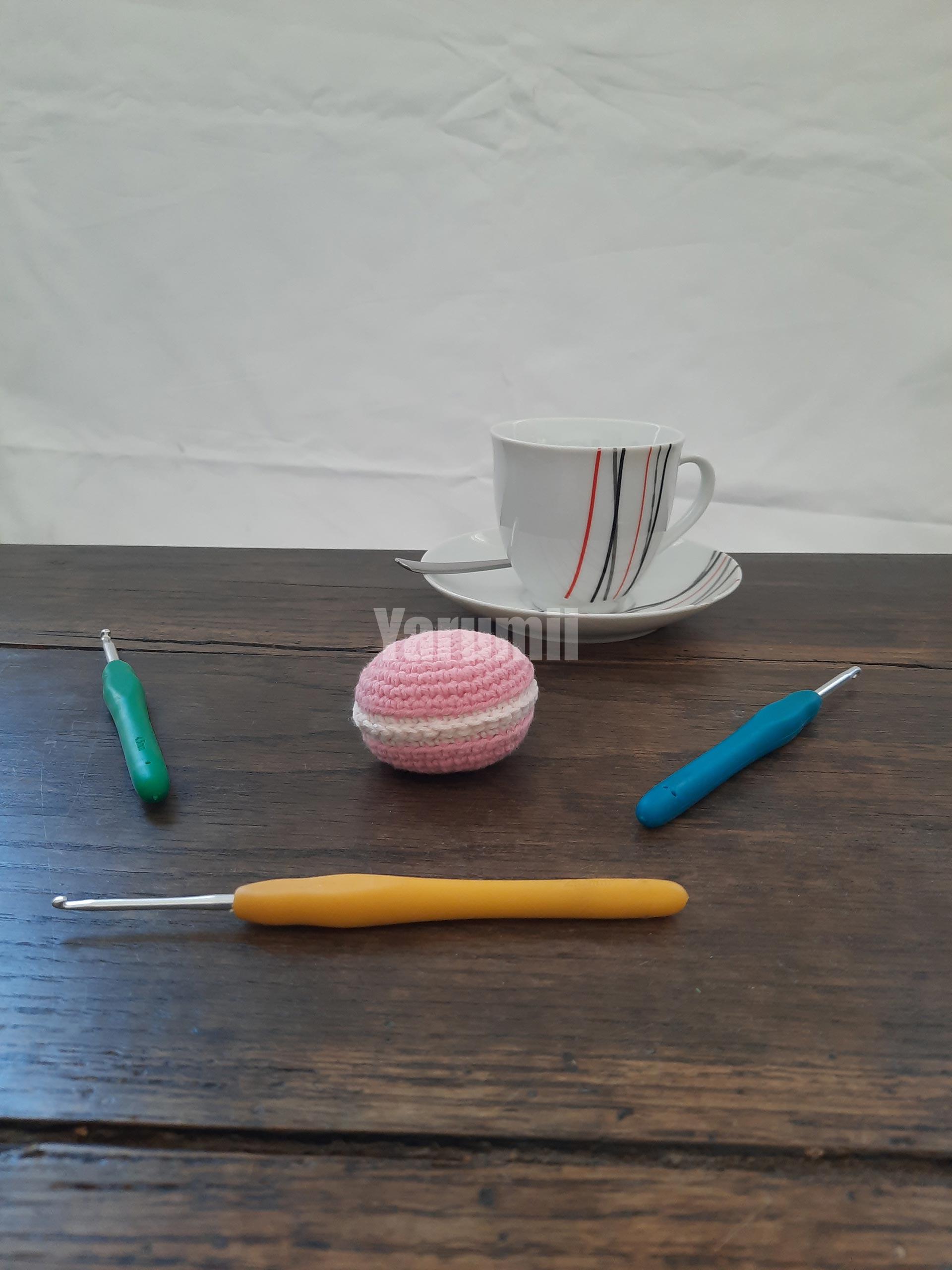 Macaron (rose) au crochet - Création Yarumii Macaron (rose) au crochet - Création Yarumii