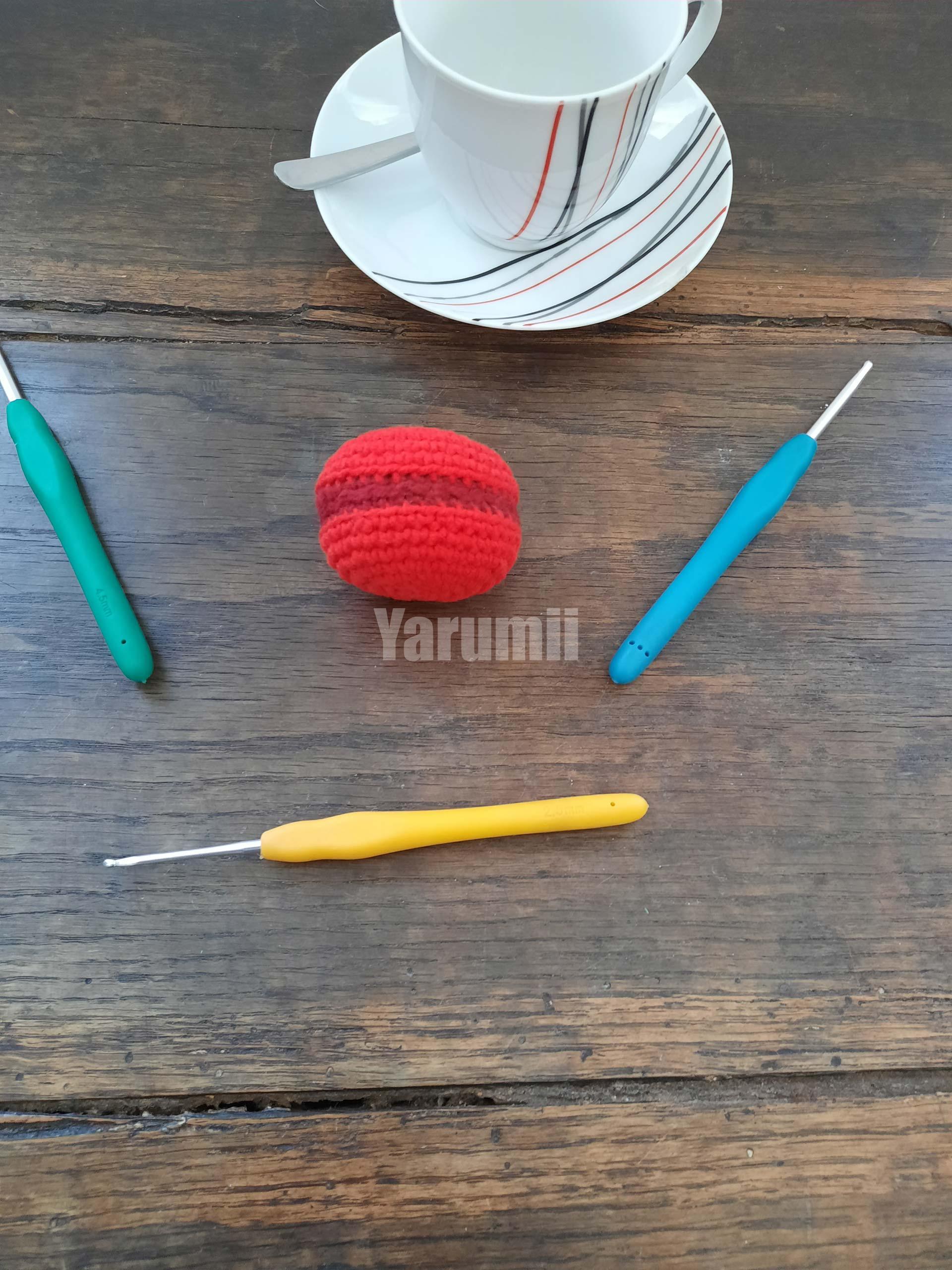 Macaron (rouge) au crochet - Création Yarumii Macaron (rouge) au crochet - Création Yarumii