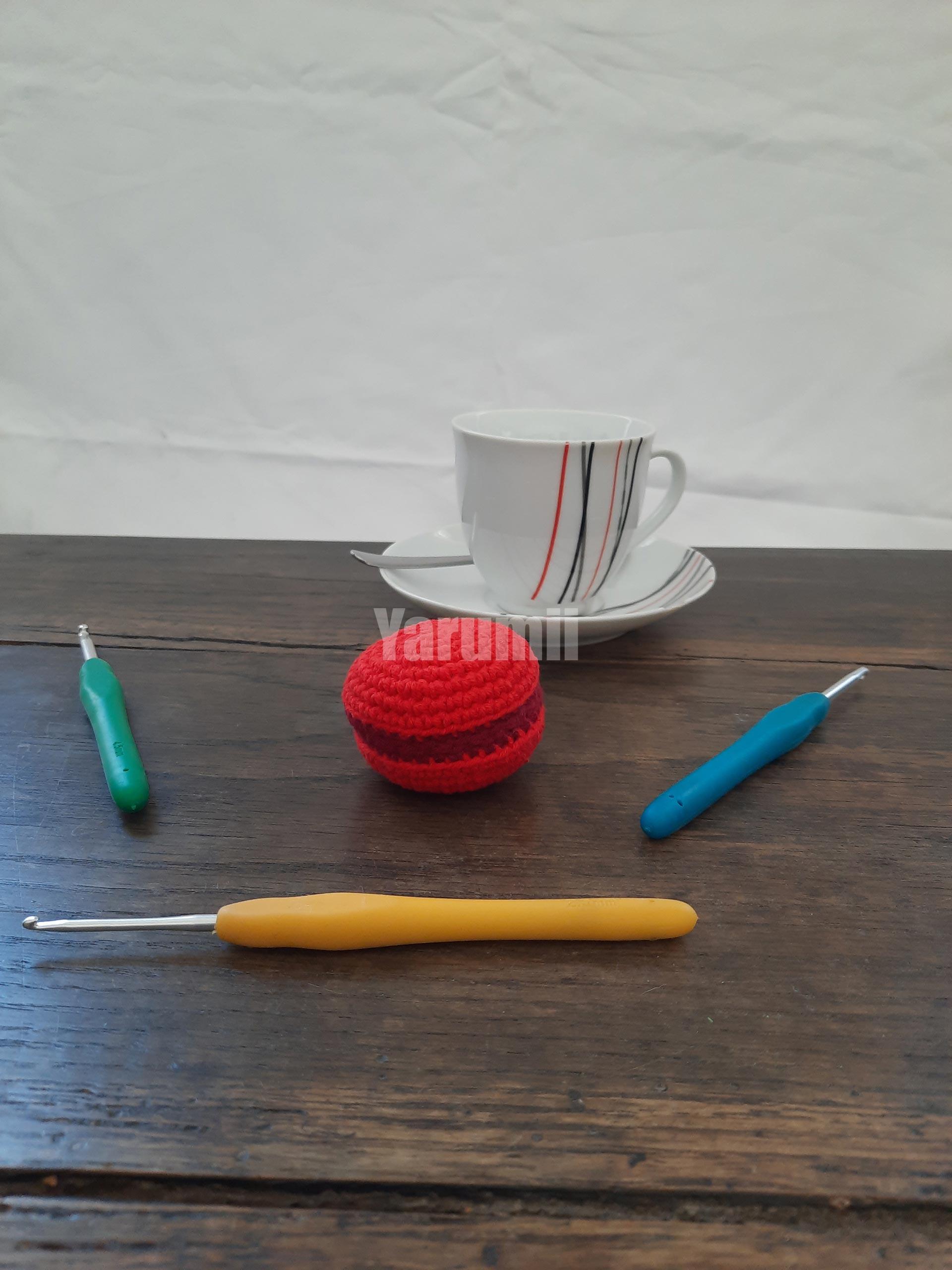 Macaron (rouge) au crochet - Création Yarumii Macaron (rouge) au crochet - Création Yarumii