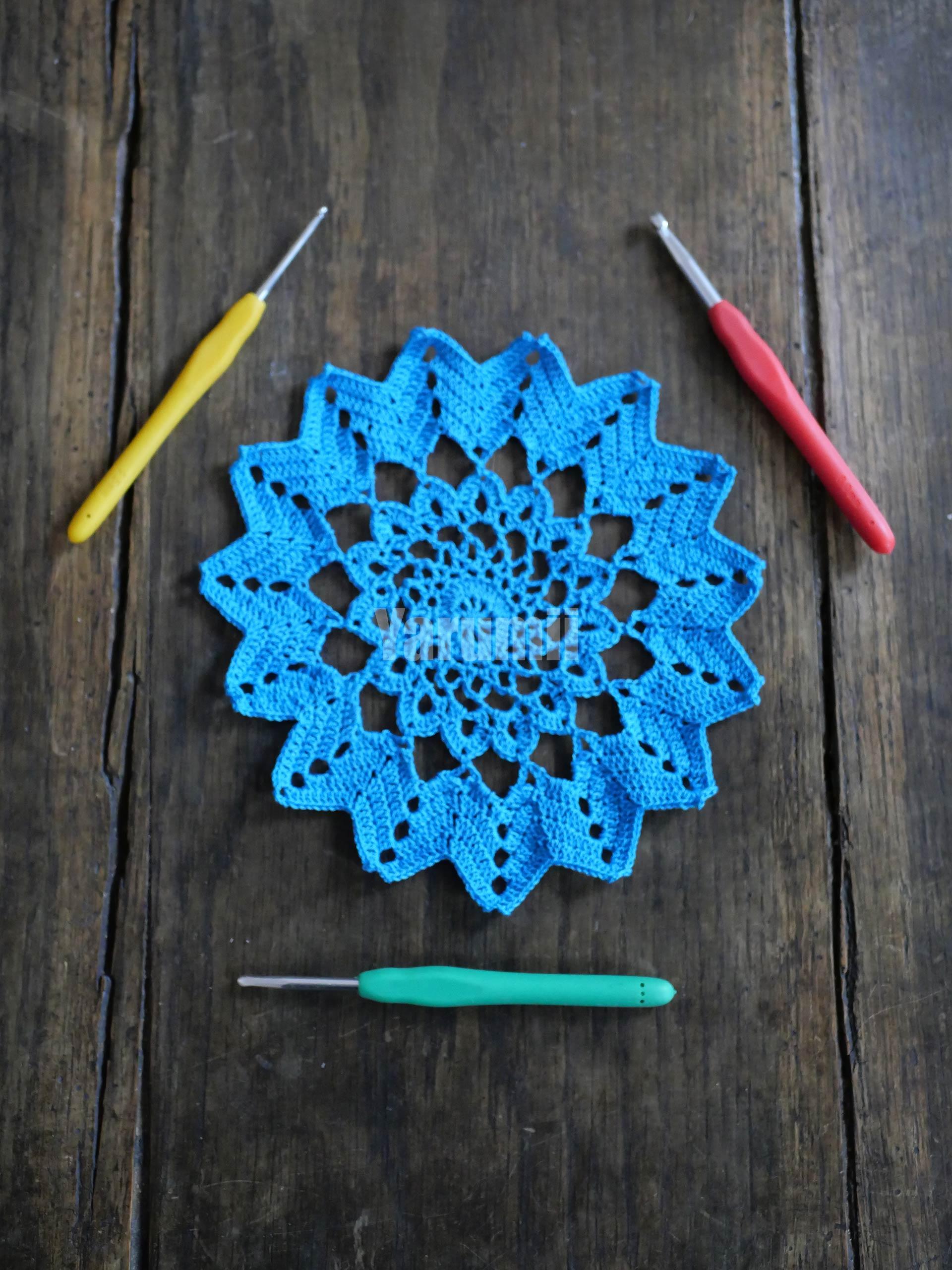 Napperon à 15 branches (bleu) au crochet - Yarumii Napperon à 15 branches (bleu) au crochet - Yarumii