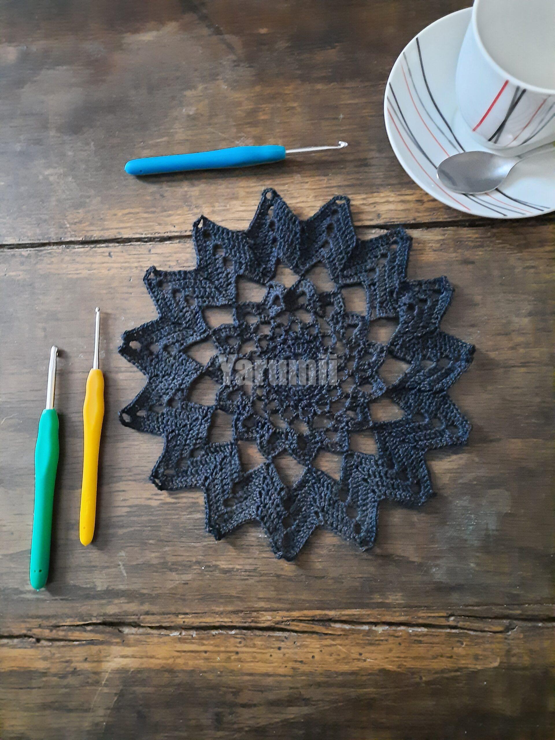 Napperon à 15 branches (noir) au crochet - Yarumii Napperon à 15 branches (noir) au crochet - Yarumii